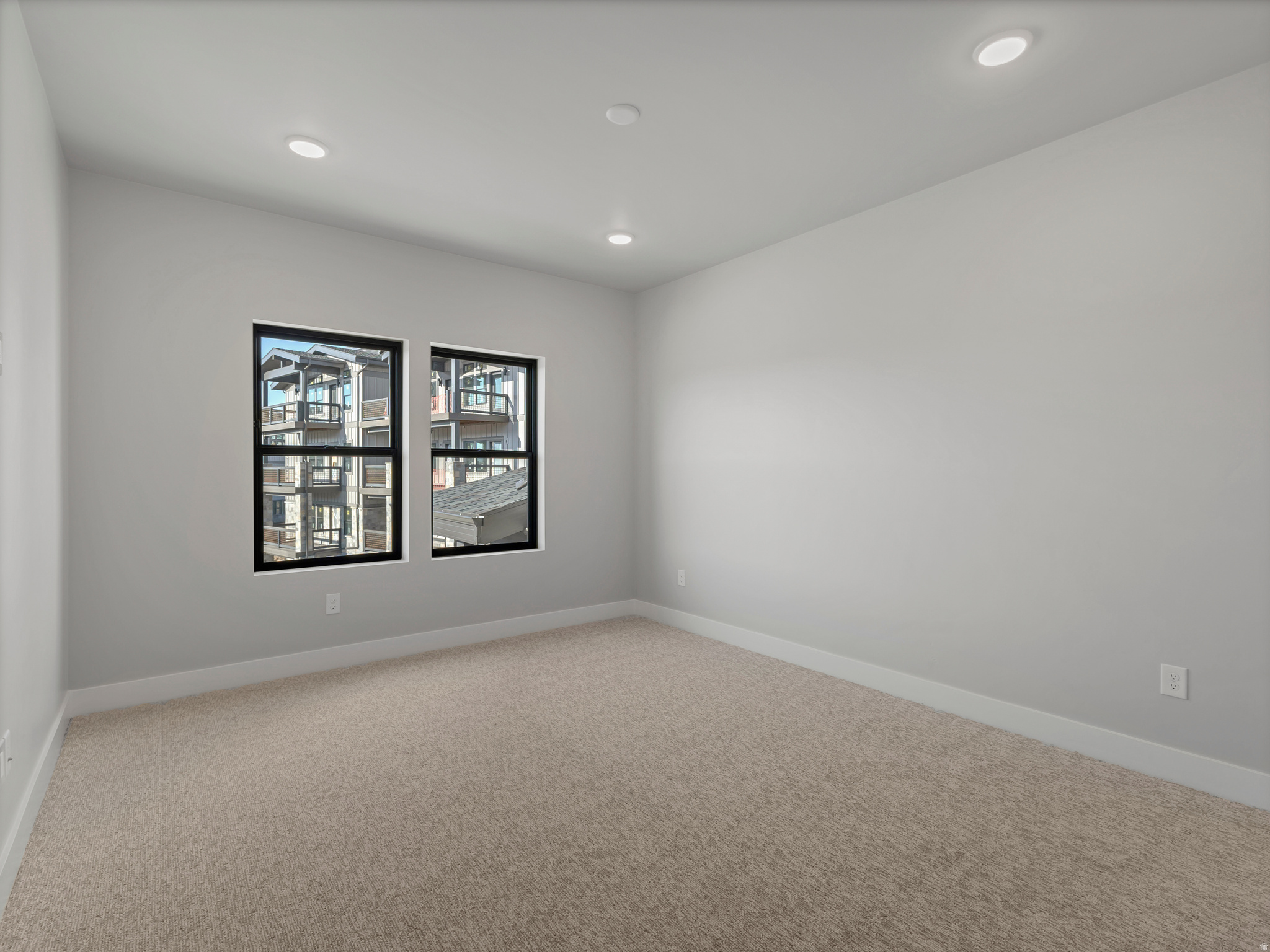 MAYFLOWER LAKESIDE - Residential