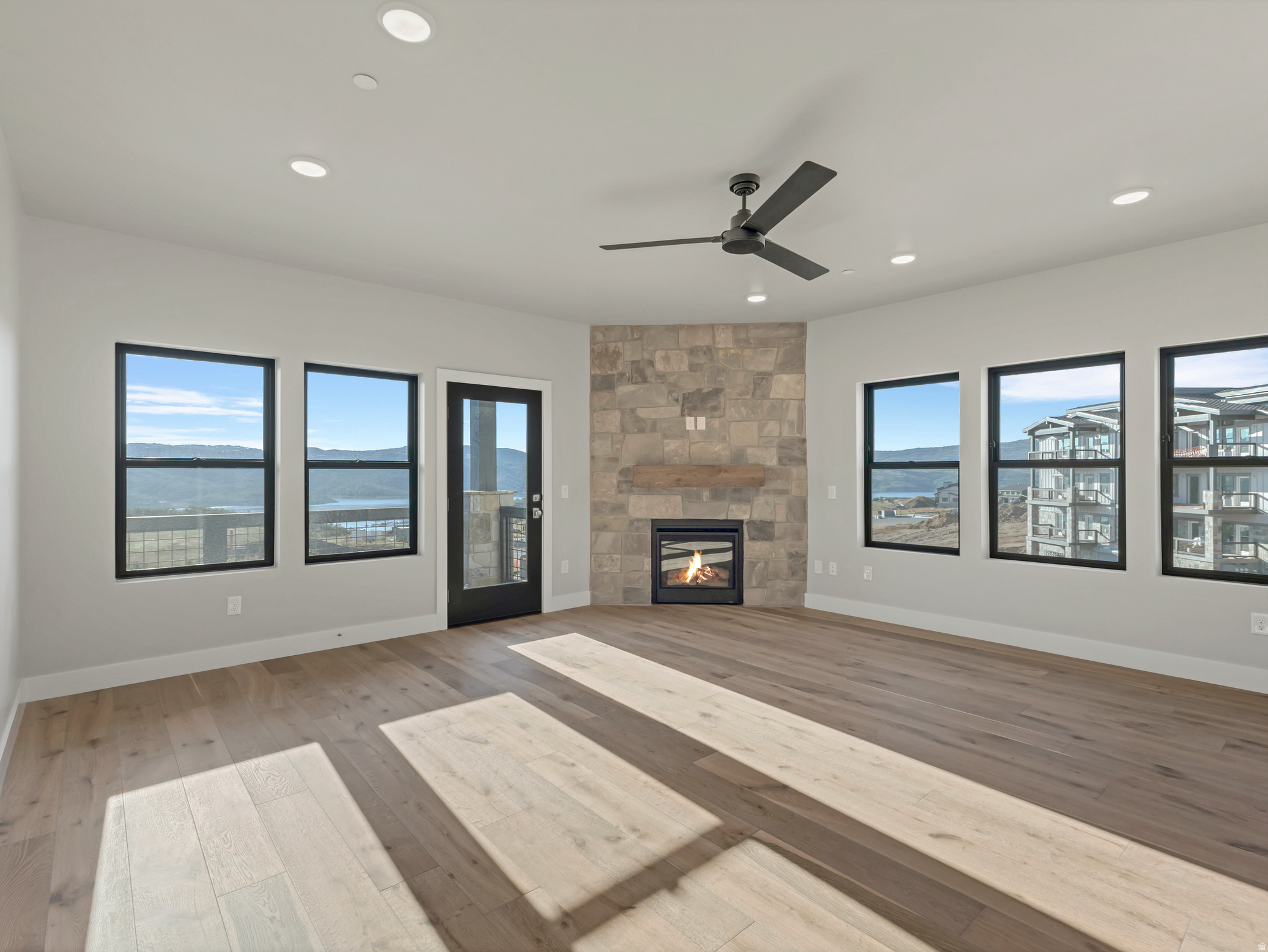 MAYFLOWER LAKESIDE - Residential