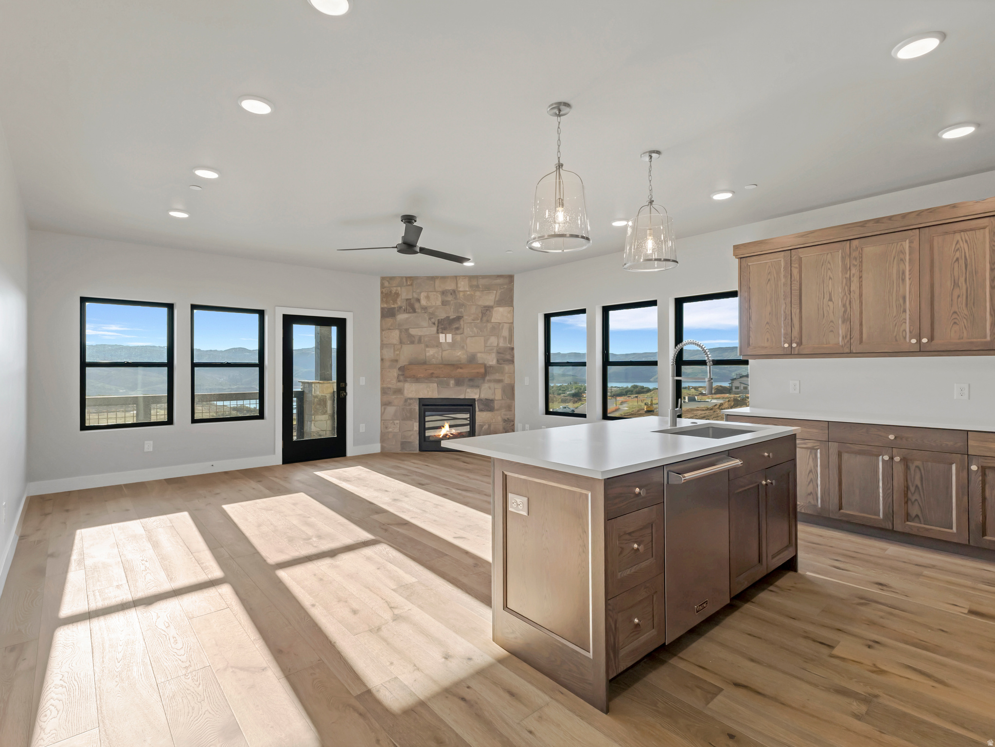 MAYFLOWER LAKESIDE - Residential