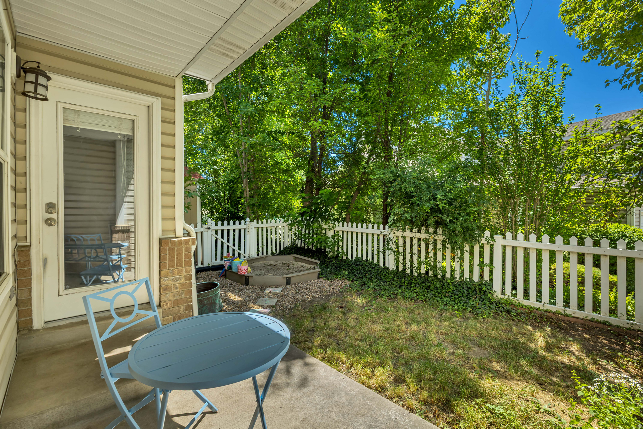 COUNTRY COTTAGES - Residential