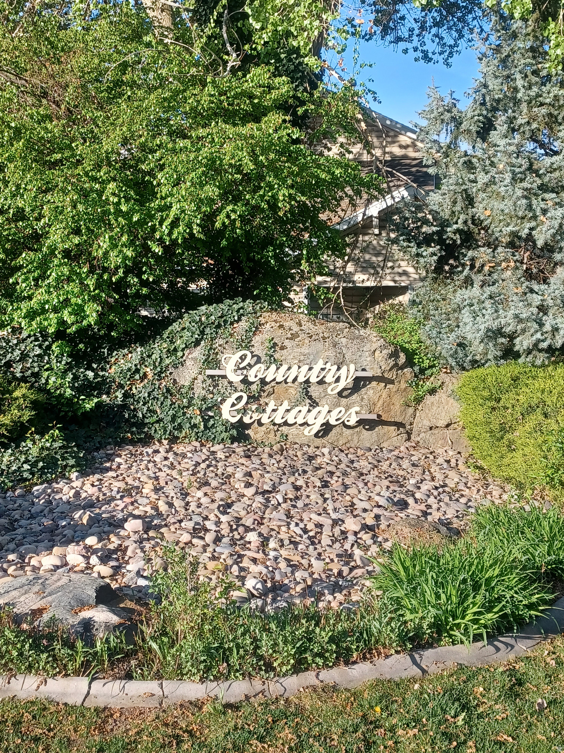 COUNTRY COTTAGES - Residential