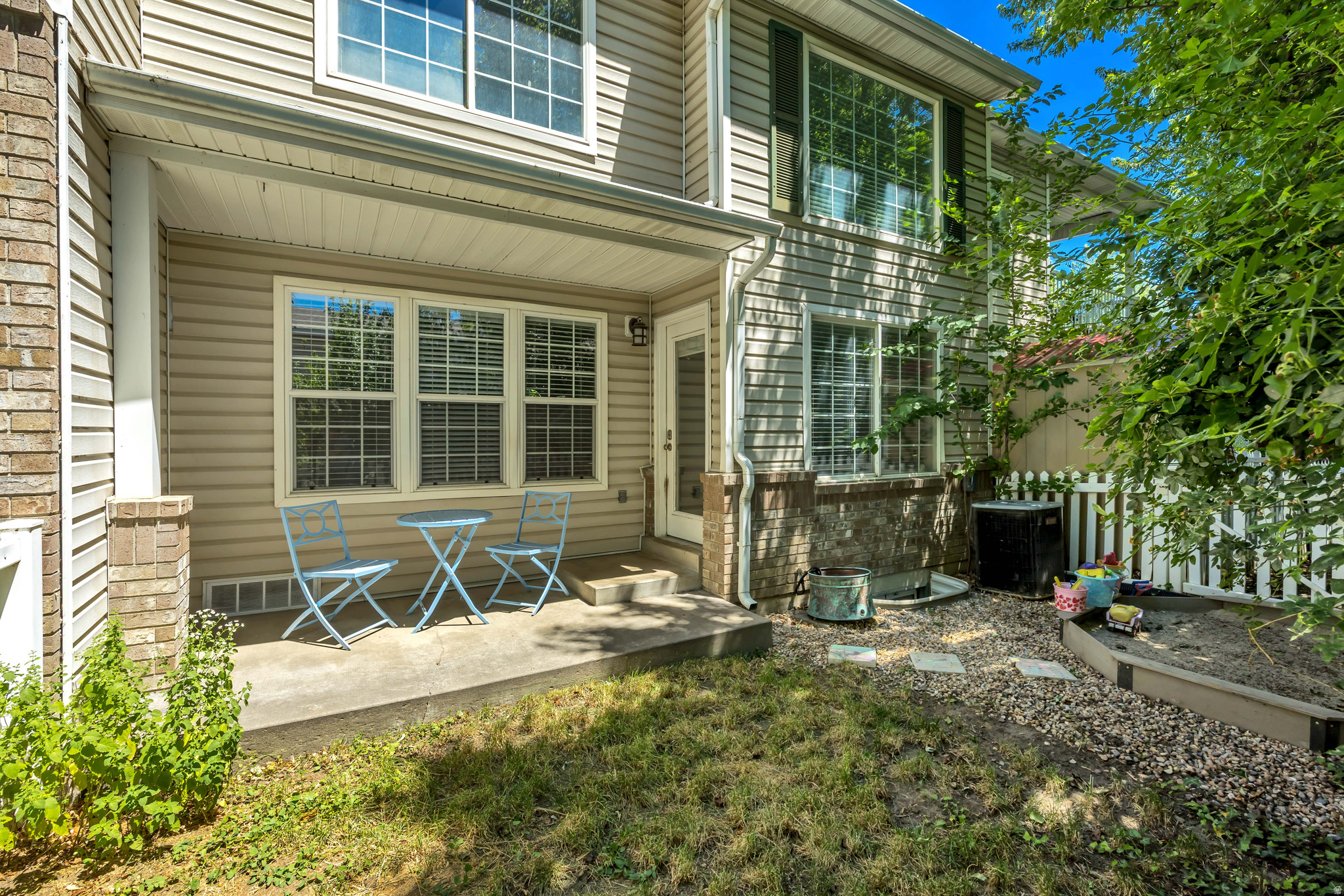 COUNTRY COTTAGES - Residential