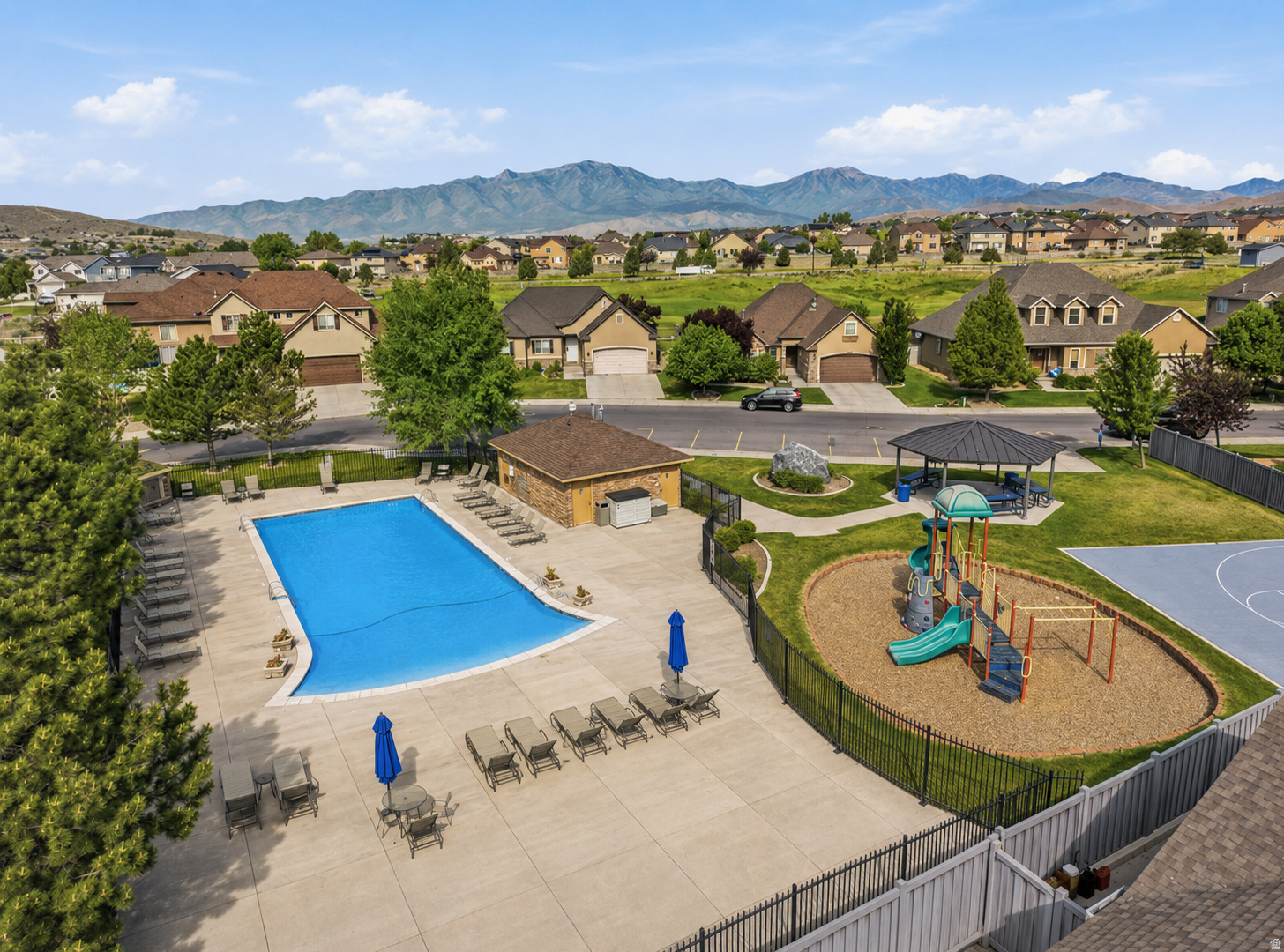 HIGHLANDS ON THE GREEN - Residential