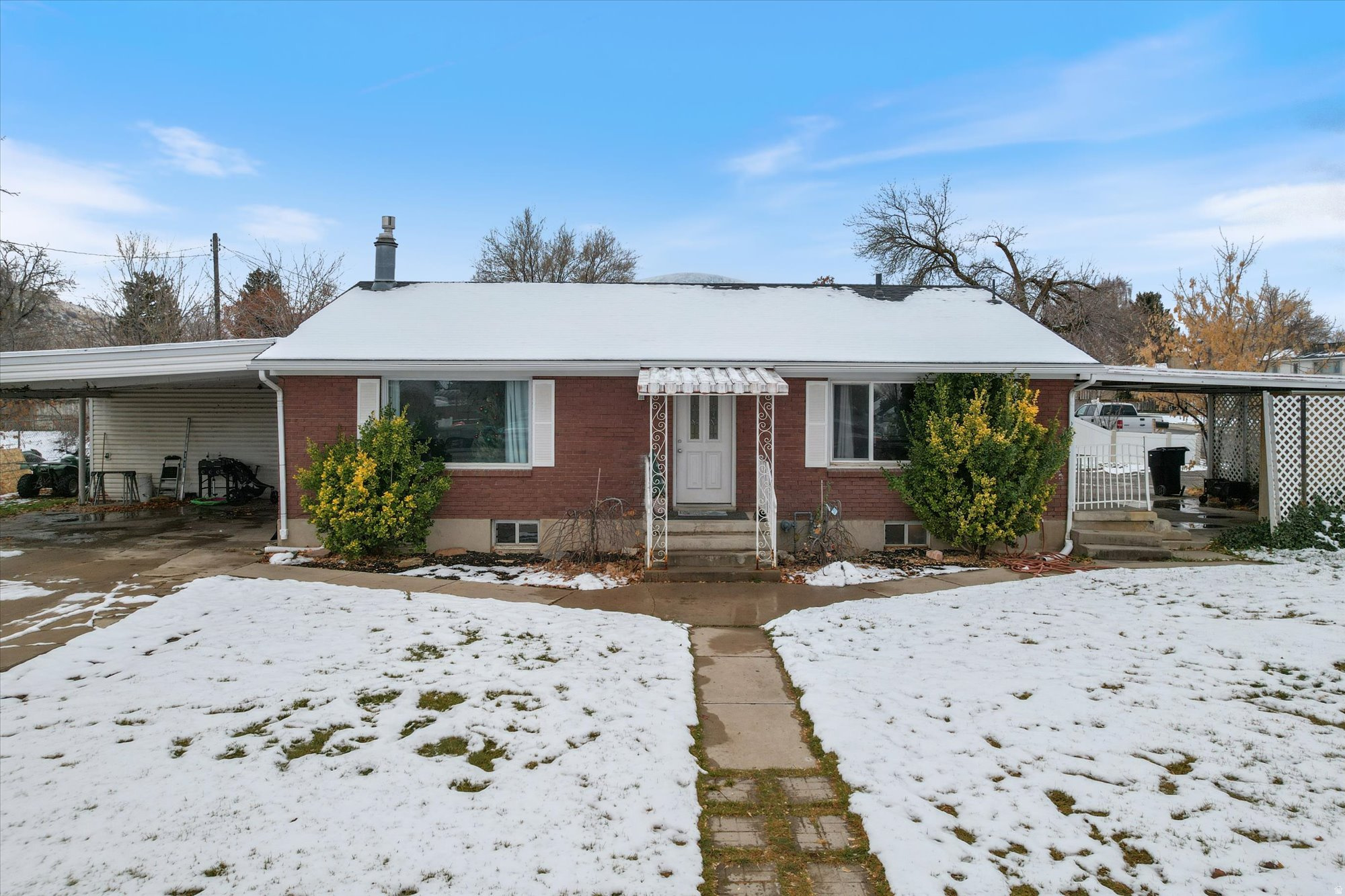 Income-producing duplex in Payson! Each 3BR/1BA unit rents for ~$1,400. Updated flooring, newer furnace & water heater. Side lot may be buildable + $10K seller concession. Solid investment opportunity! Sq ft per prior MLS; buyer to verify.