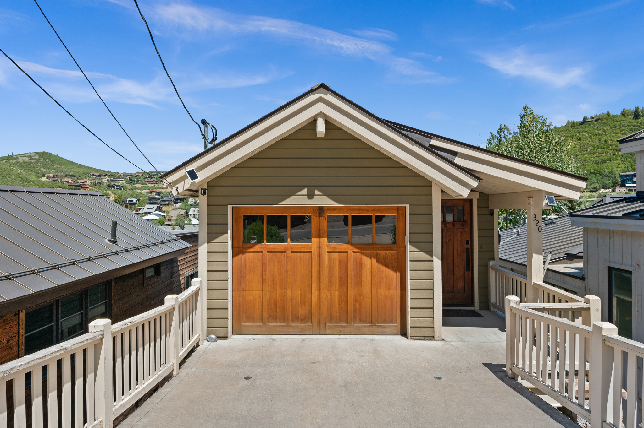 Perched above Old Town, 320 Woodside blends mountain calm with yearround adventure. Just 284 steps to Park City Mountain for skiing, hiking, or summer rides. Highend, turnkey interiors, a chef's kitchen for gathering, and ensuite bedrooms create effortless comfort.