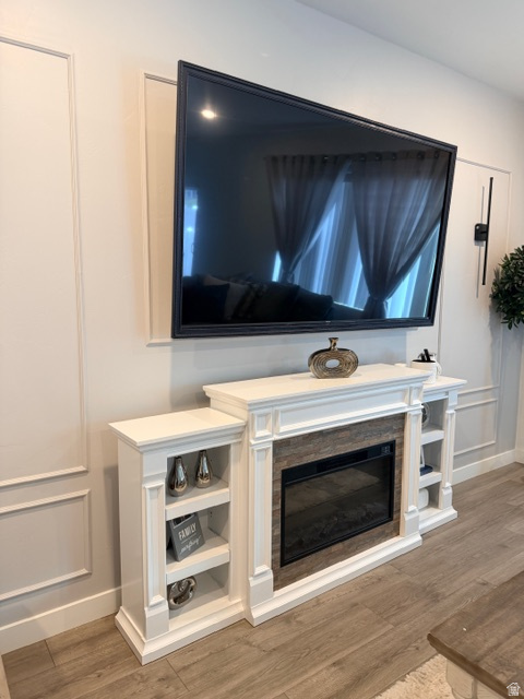 Welcome to this well-cared-for corner-lot home featuring 3 bedrooms, 2.5 bathrooms, and a spacious loft with potential for a 4th bedroom,  Enjoy a 2-car garage, additional driveway parking, and a fully fenced yard perfect for outdoor enjoyment.