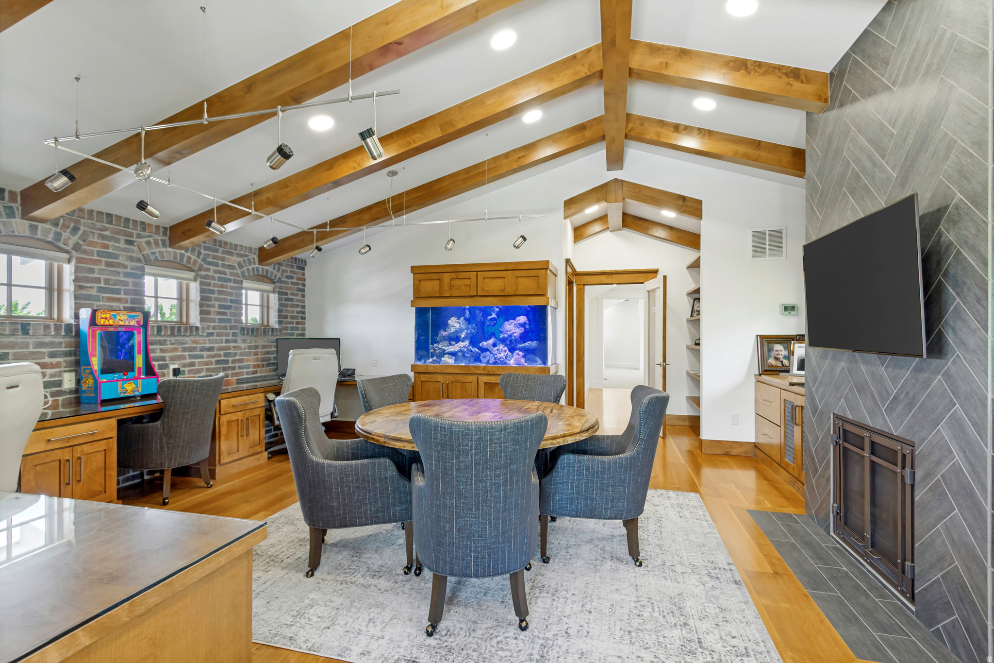 THE GABLES AT GRANDVIEW - Residential