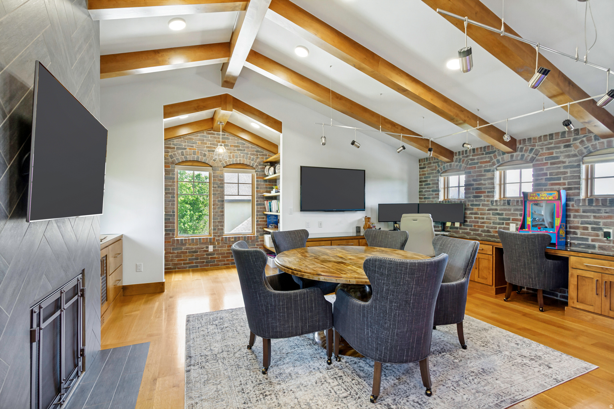 THE GABLES AT GRANDVIEW - Residential