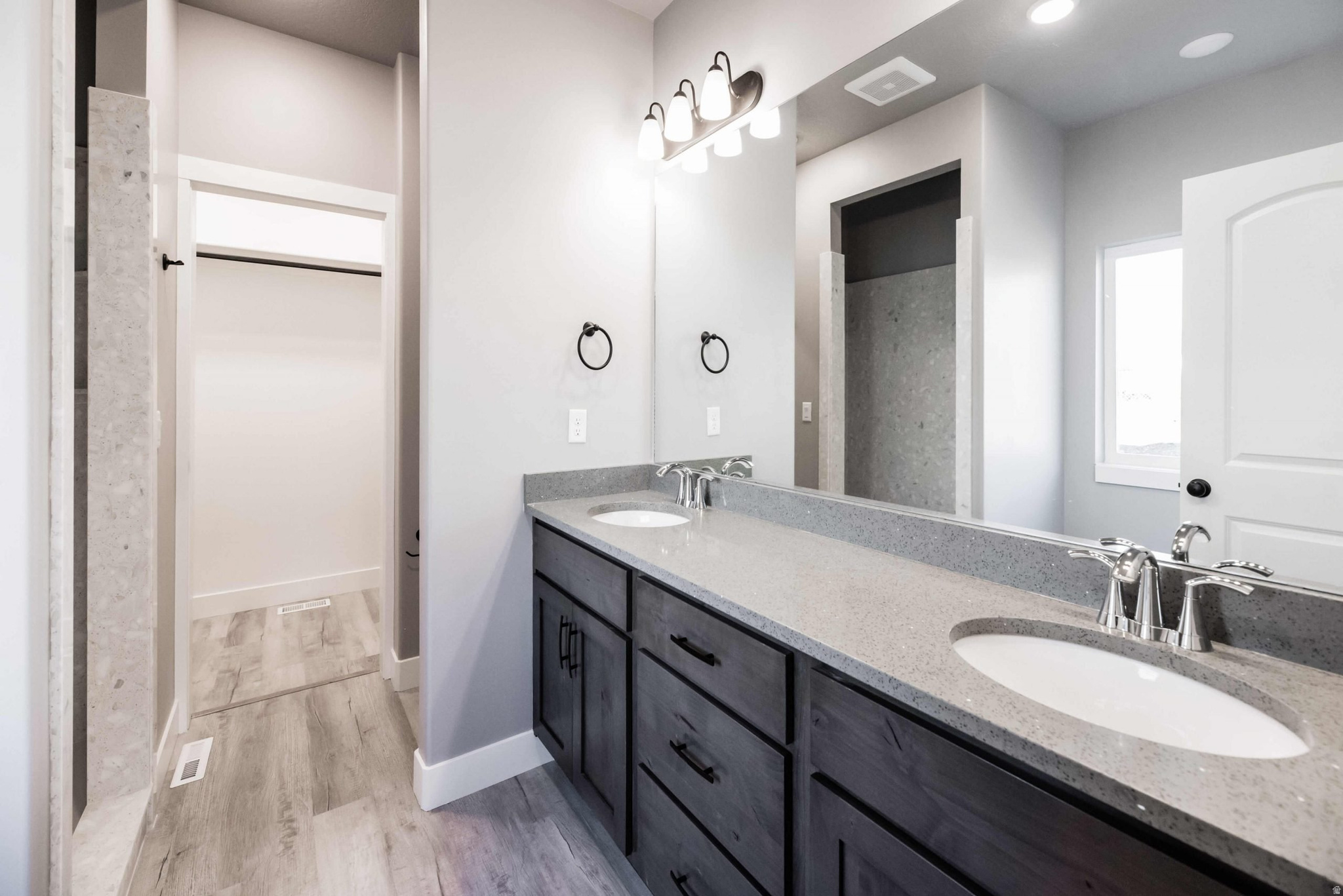 SMILING H - Residential