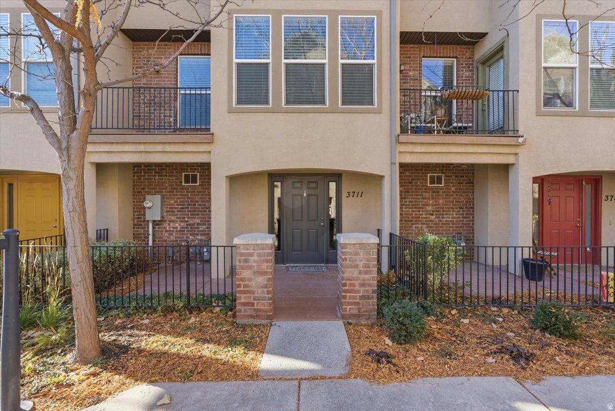 Looking for a home that near TRAX, I-15, and I-80 - ideal for commuting Downtown or to the University of Utah, plus gym and internet included? This one checks all the boxes! Boasting an abundance of natural light on every level, this home offers a bright and inviting atmosphere. Don't miss out the opportunity to call it yours.