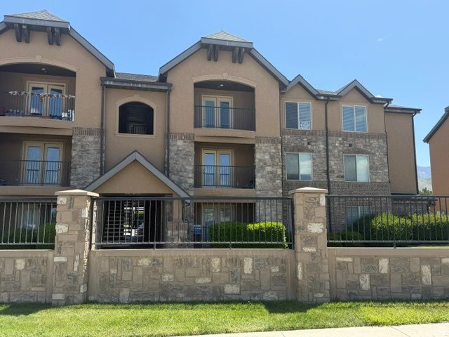 Welcome to this amazing TOP LEVEL 3 bedroom and 2 full Bathroom Condo. New Carpet and Paint. VAULTED ceilings  makes for open, Bright feelings in Family room and Bedrooms. Small town vibes but close access to freeway and city. You dont want to miss this TOP LEVEL VIEW.. Call Agent for showing. Square footage figures are provided as a courtesy estimate only and were obtained from previous listing.  Buyer is advised to obtain an independent measurement.