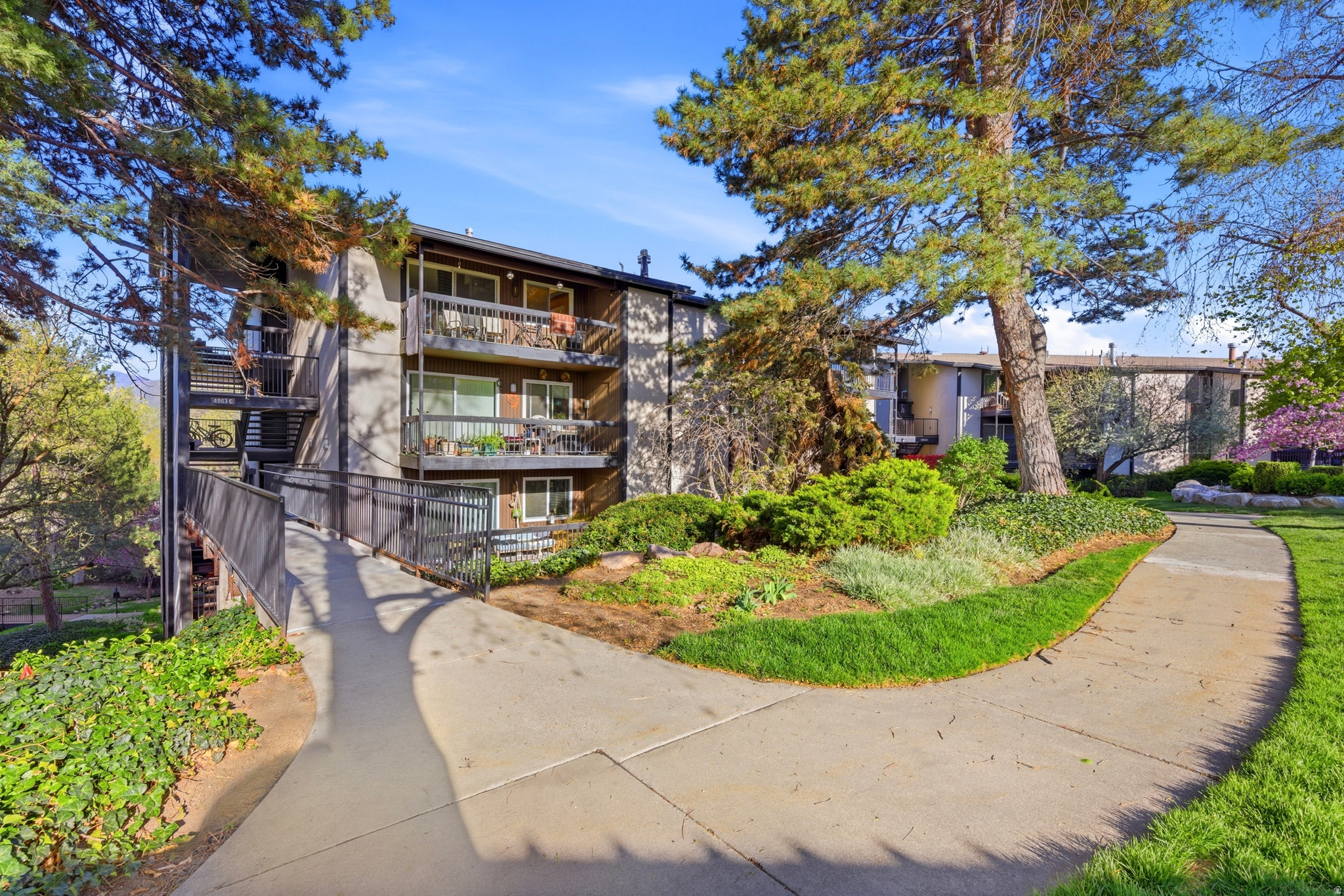 Serene, quiet living in this well-maintained landscape. Enjoy a peaceful atmosphere with updated LVP and designer tile flooring, a modern kitchen, and spa-like baths. A beautifully maintained, turnkey retreat designed for relaxation. Minutes from ski resorts, hiking trails, and freeways.  Building C.      Square footage figures are provided as a courtesy estimate only.  Buyer is advised to obtain an independent measurement.