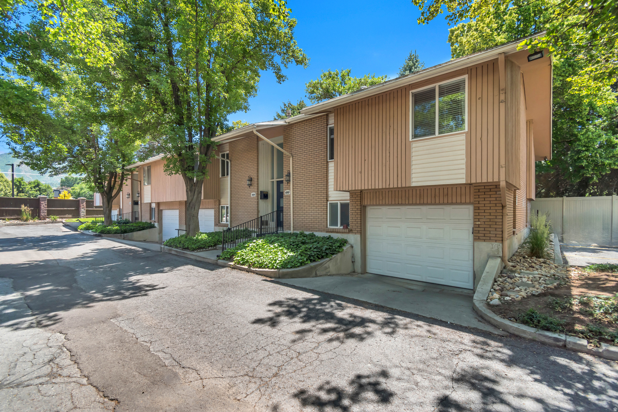 EASTON IN HOLLADAY COND - Residential