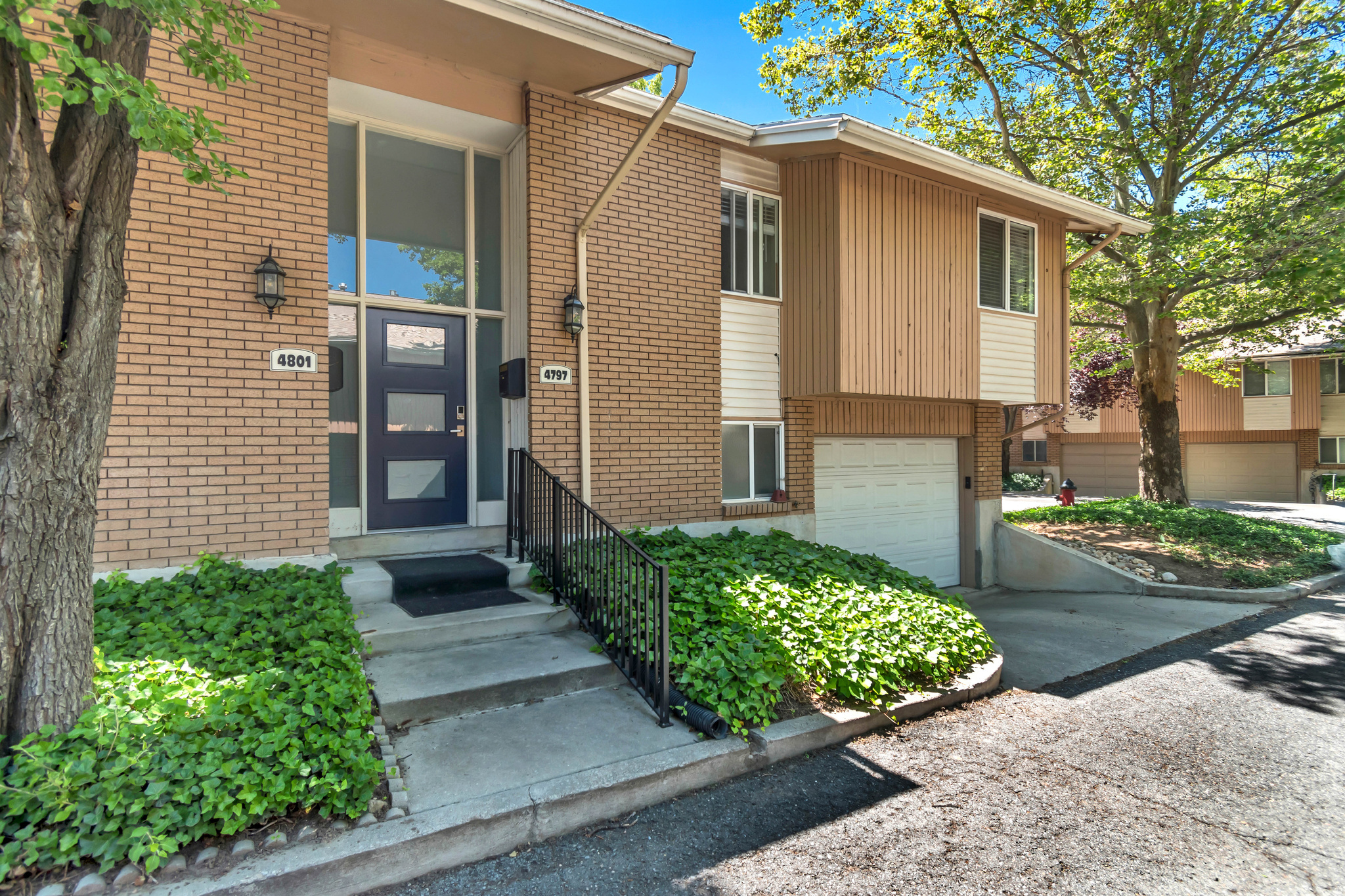 EASTON IN HOLLADAY COND - Residential