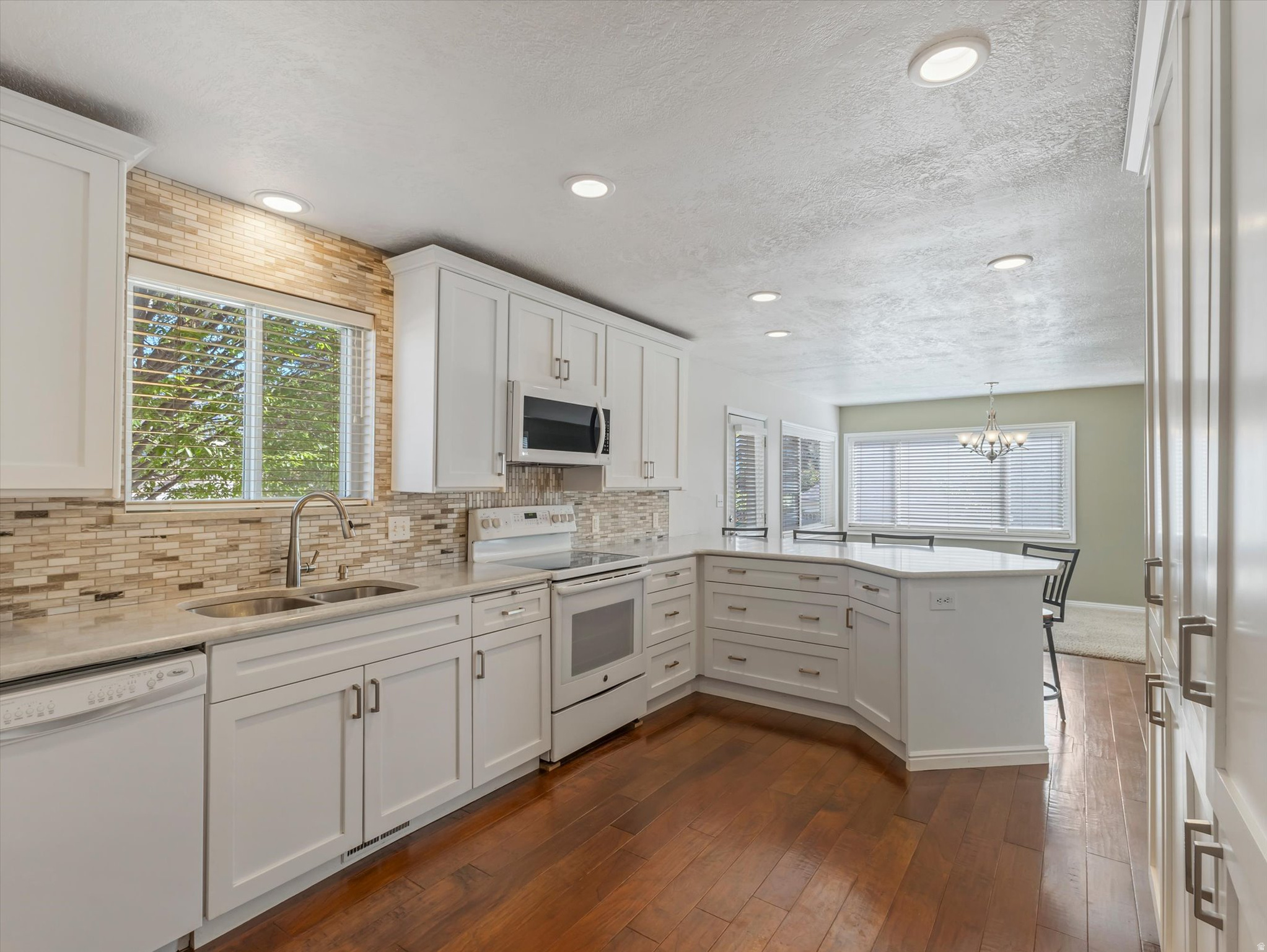 EXECUTIVE ESTATES PB - Residential