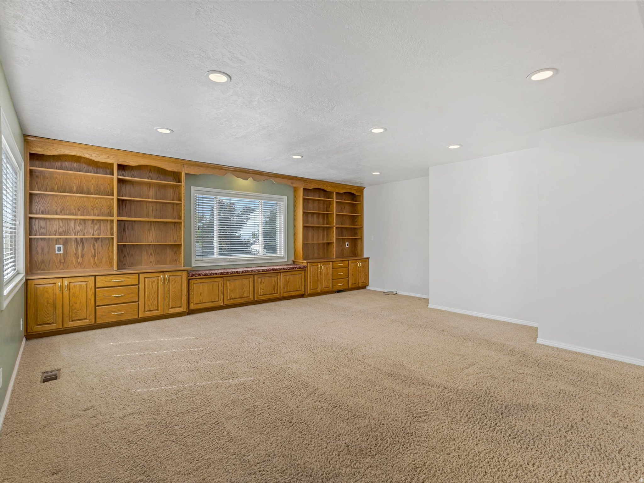 EXECUTIVE ESTATES PB - Residential