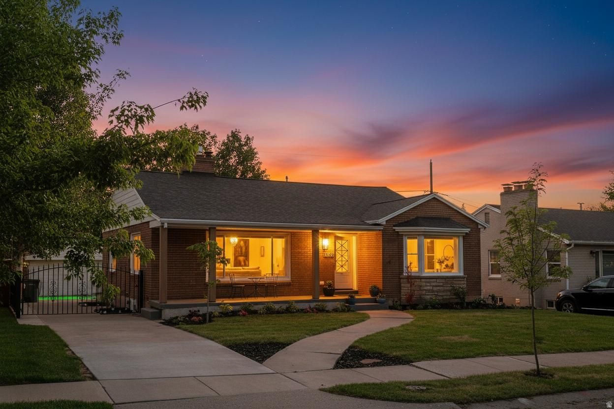 Square footage figures are provided as a courtesy estimate only and were obtained from an appraisal.  Buyer is advised to obtain an independent measurement.