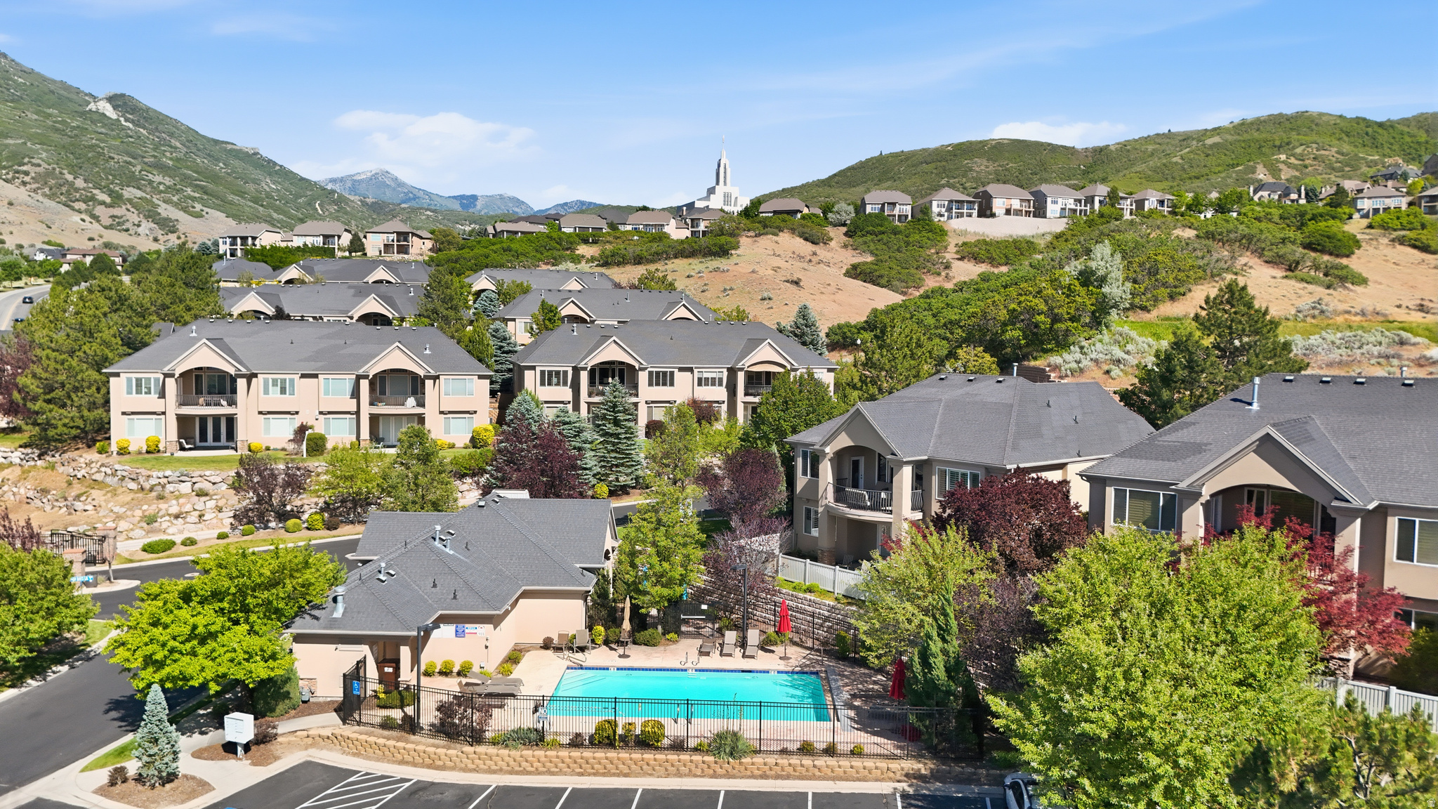 FAIRWAY HOLLOW - Residential