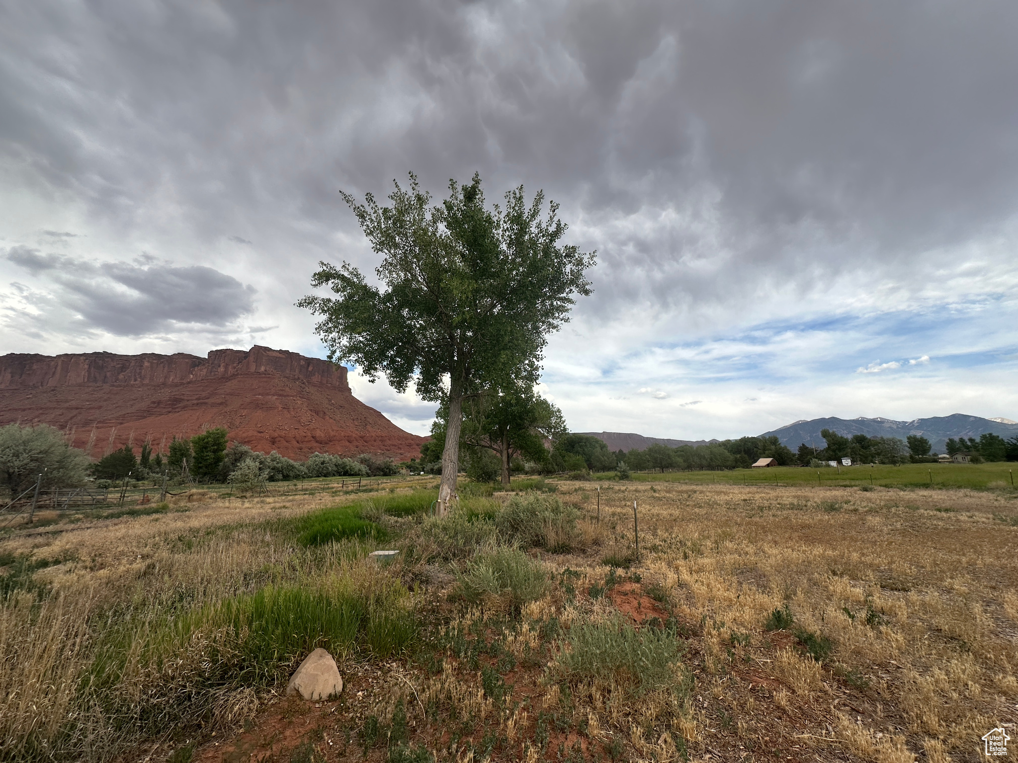 CASTLE VALLEY RIVER RANCHOS - Land