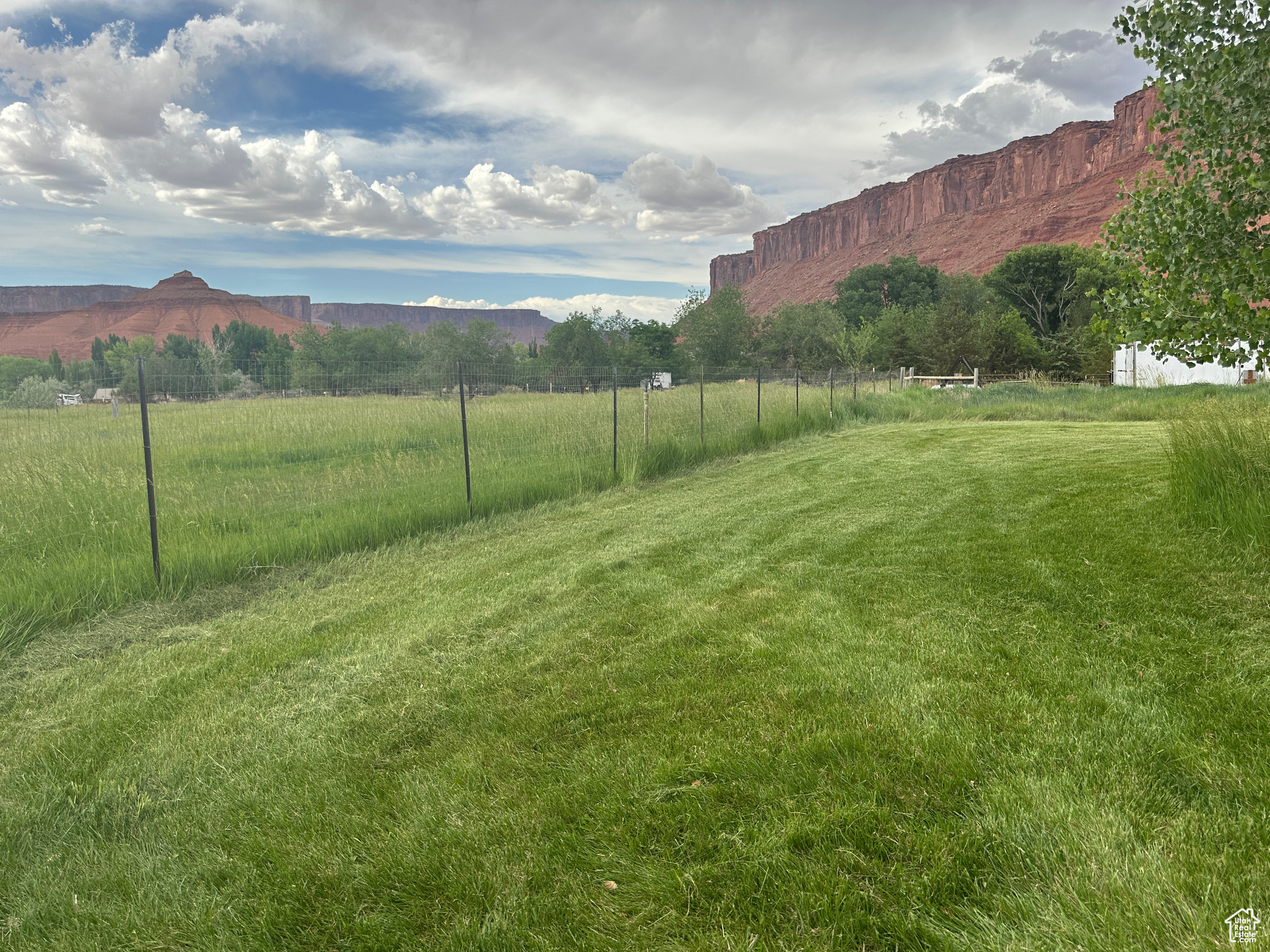 CASTLE VALLEY RIVER RANCHOS - Land