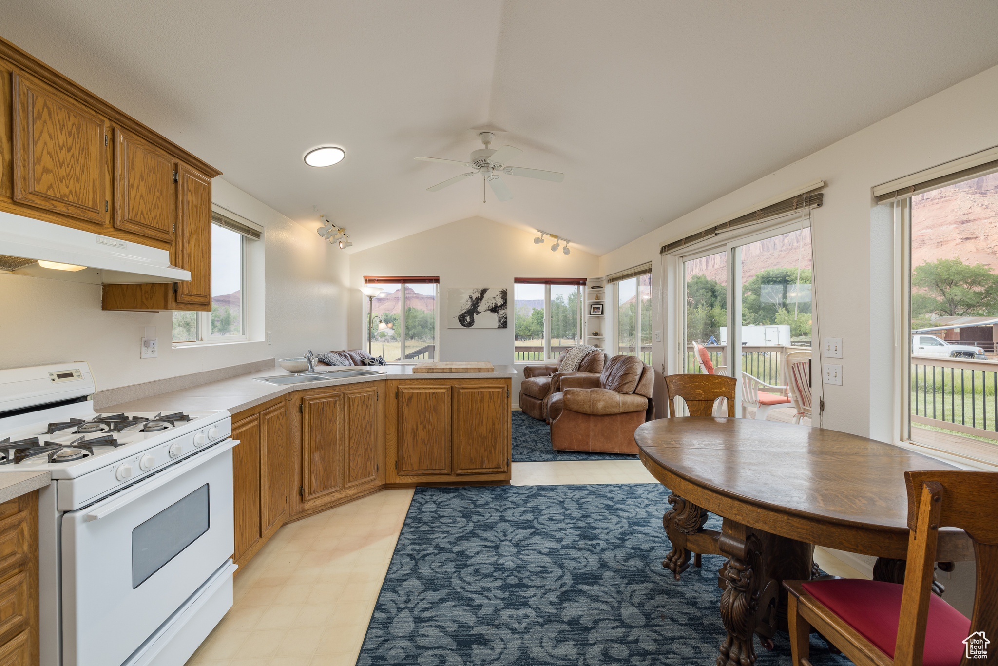 CASTLE VALLEY RIVER RANCHOS - Land