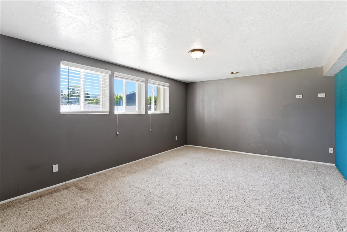 VALLEY SIDE - Residential