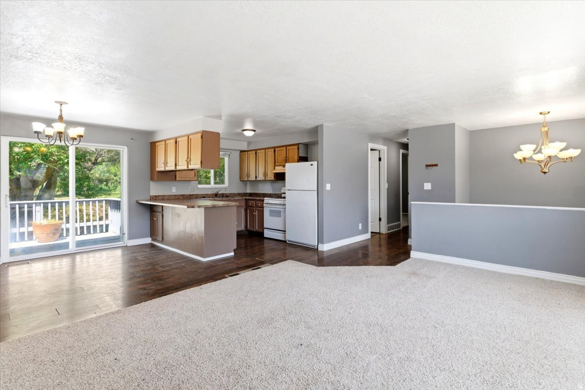 VALLEY SIDE - Residential