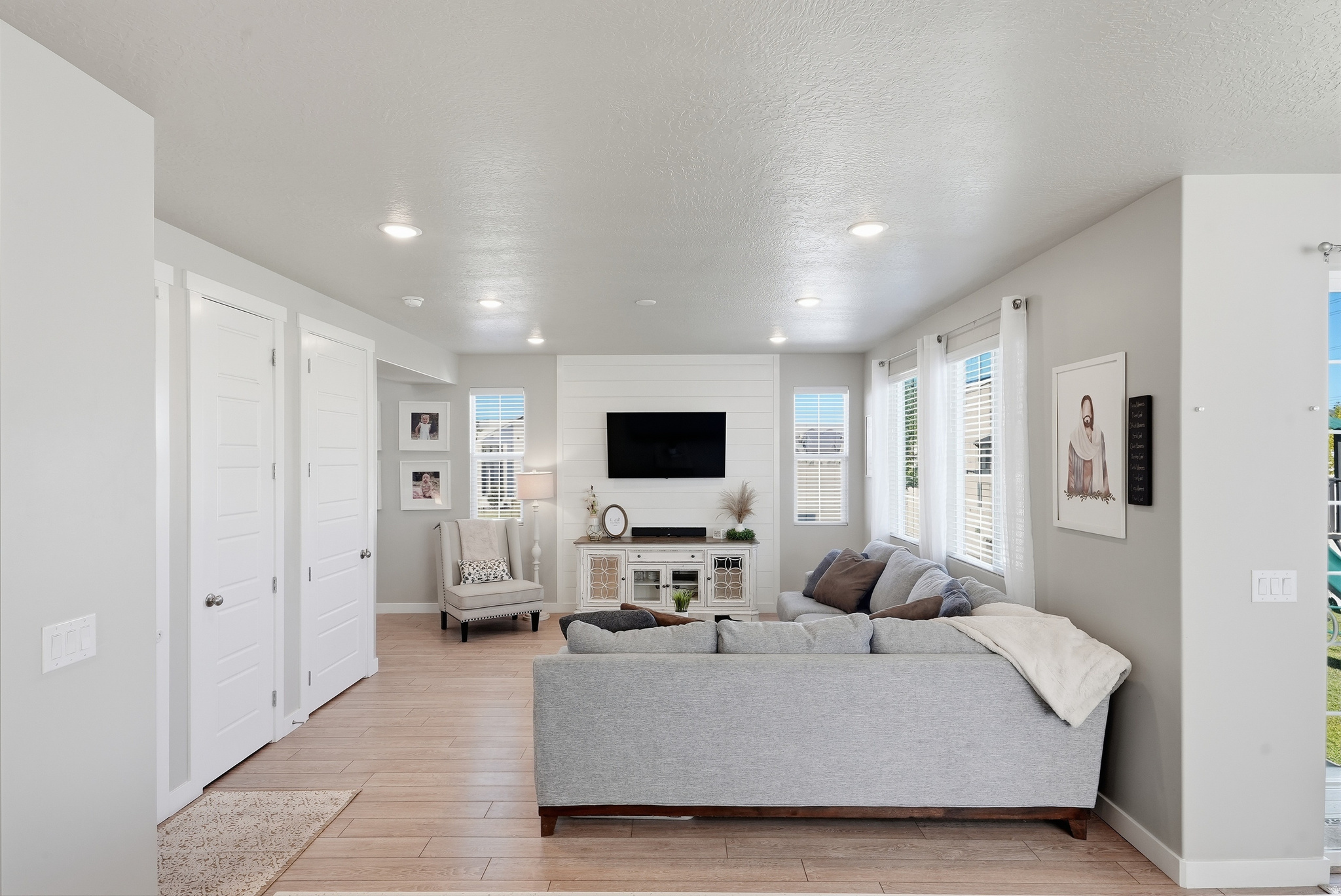 BROADVIEW SHORES - Residential
