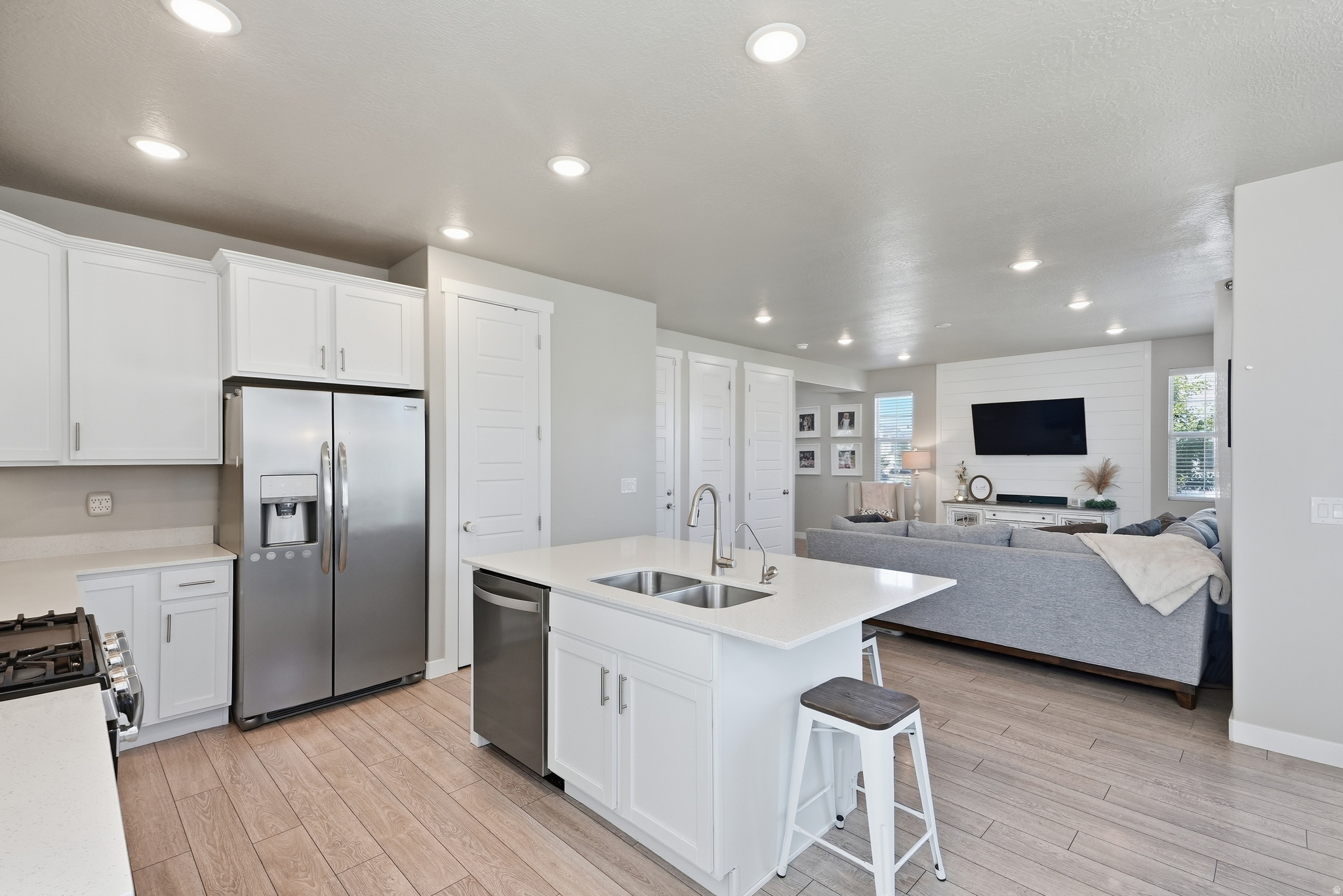 BROADVIEW SHORES - Residential