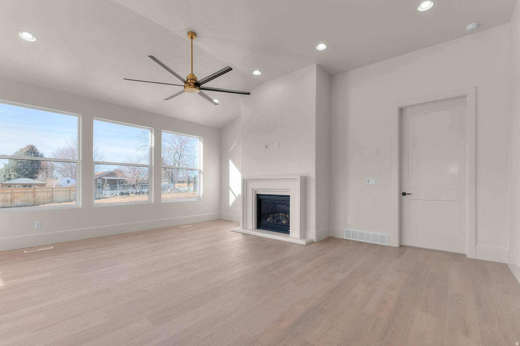 WEBER VIEW 221 - Residential
