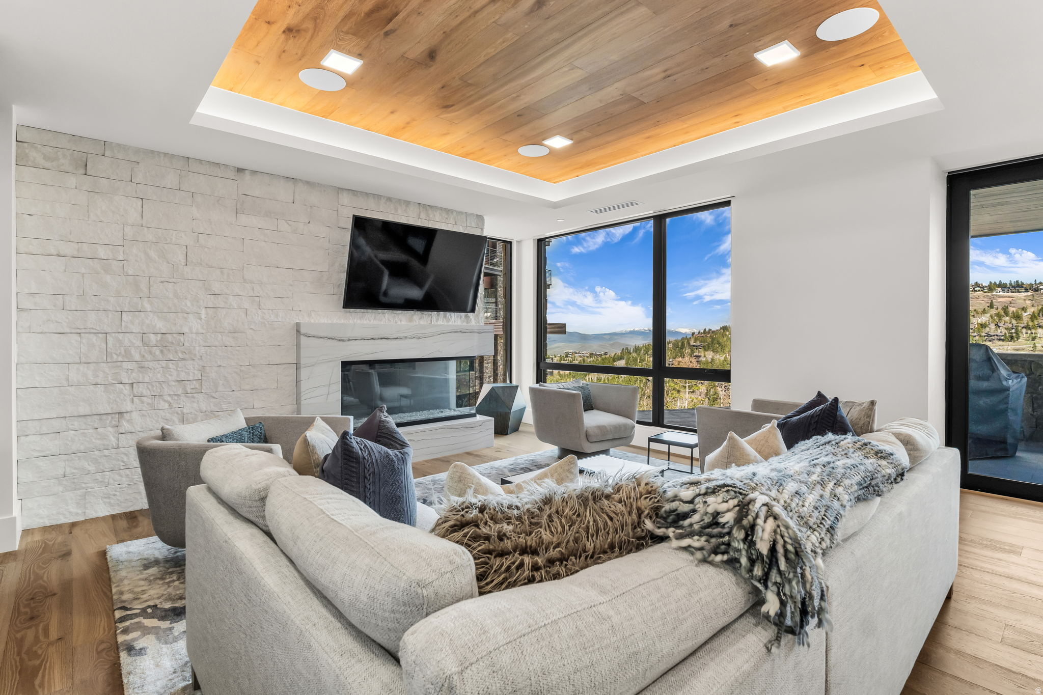 EMPIRE RESIDENCES - Residential