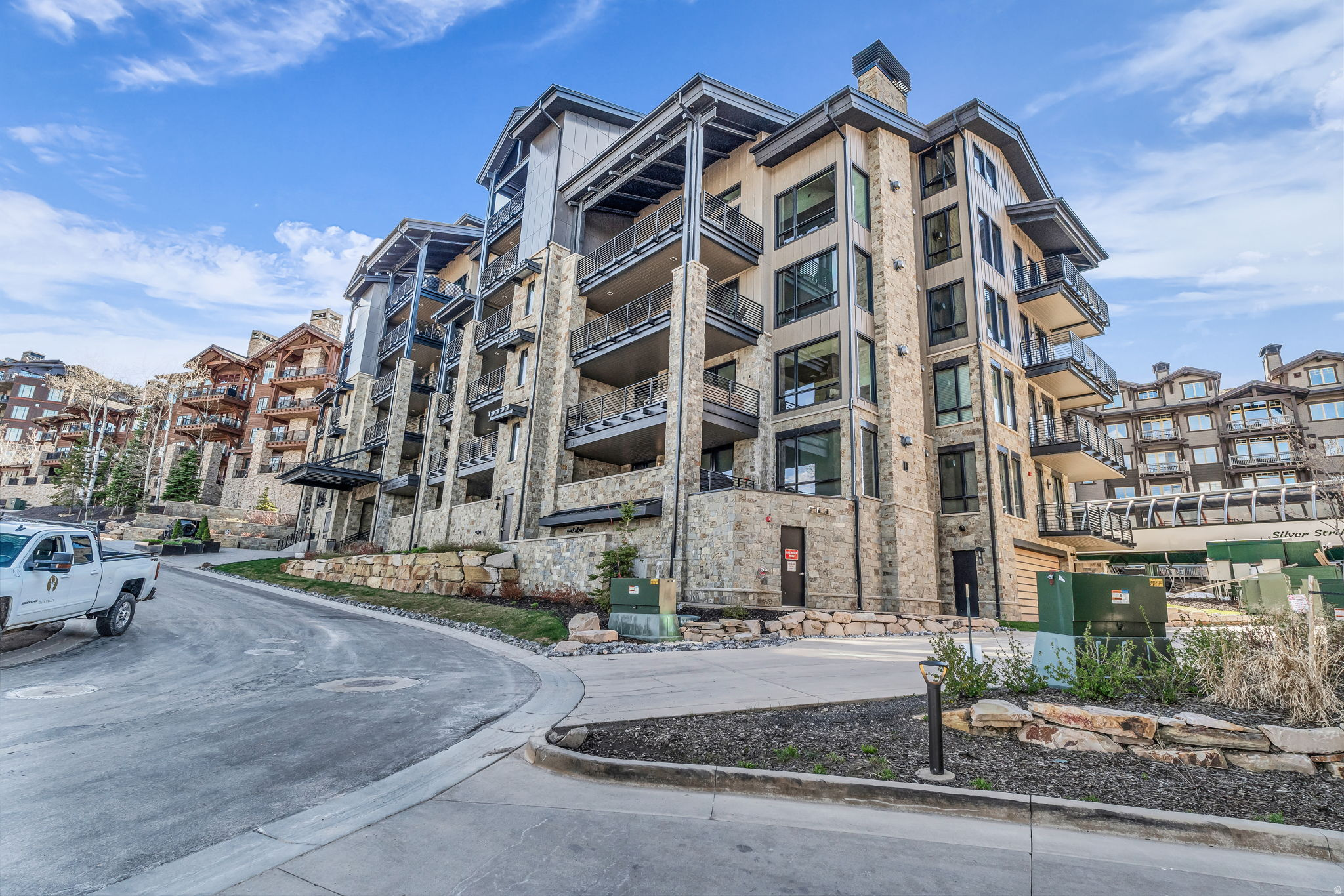 EMPIRE RESIDENCES - Residential