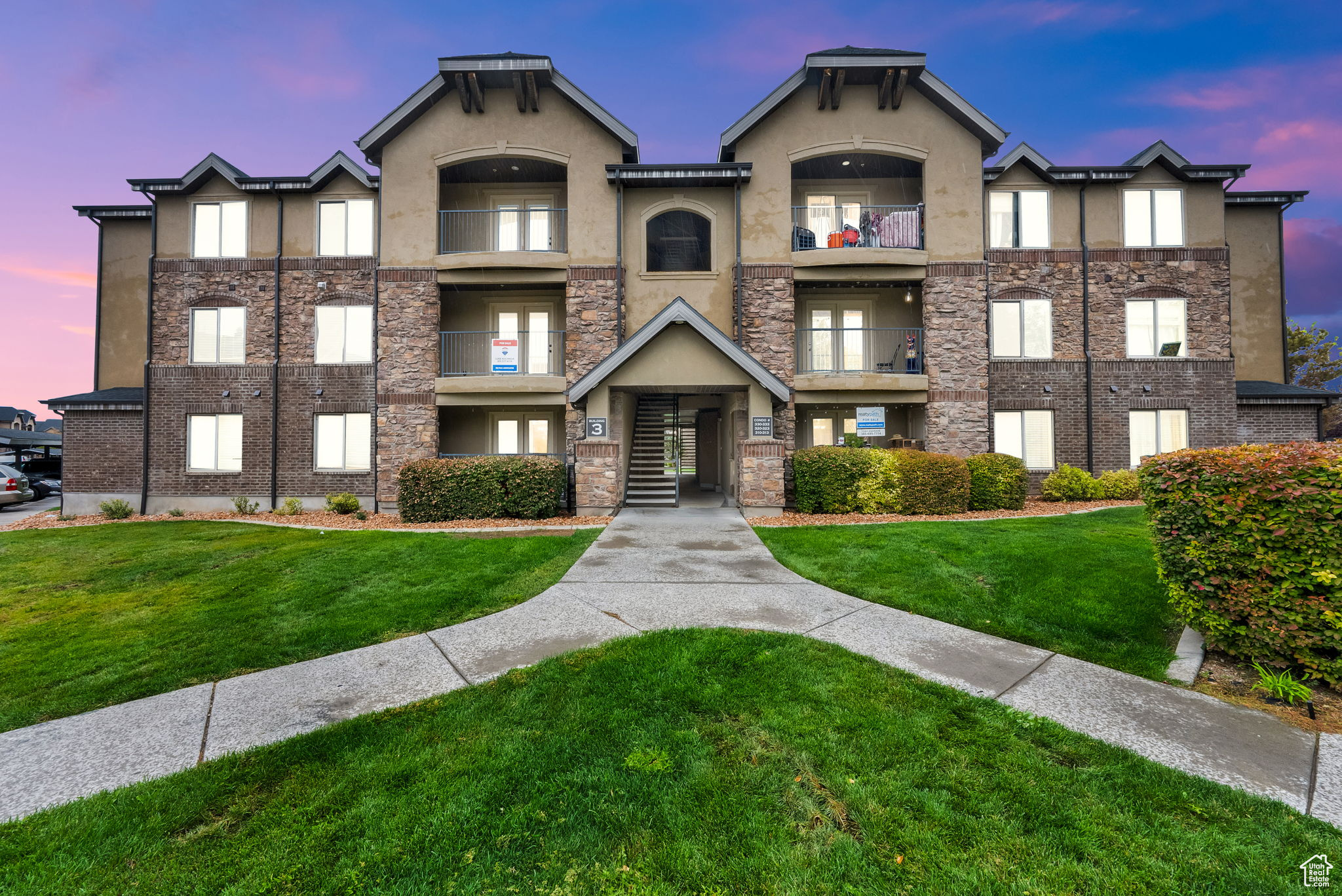 MAIN LEVEL CONDO! Centrally located with plenty of amenities. Near freeway, dining, and shopping. Features new flooring through out (all carpet has been replaced). Square footage figures are provided as a courtesy estimate only and were obtained from county records . Buyer is advised to obtain an independent measurement.