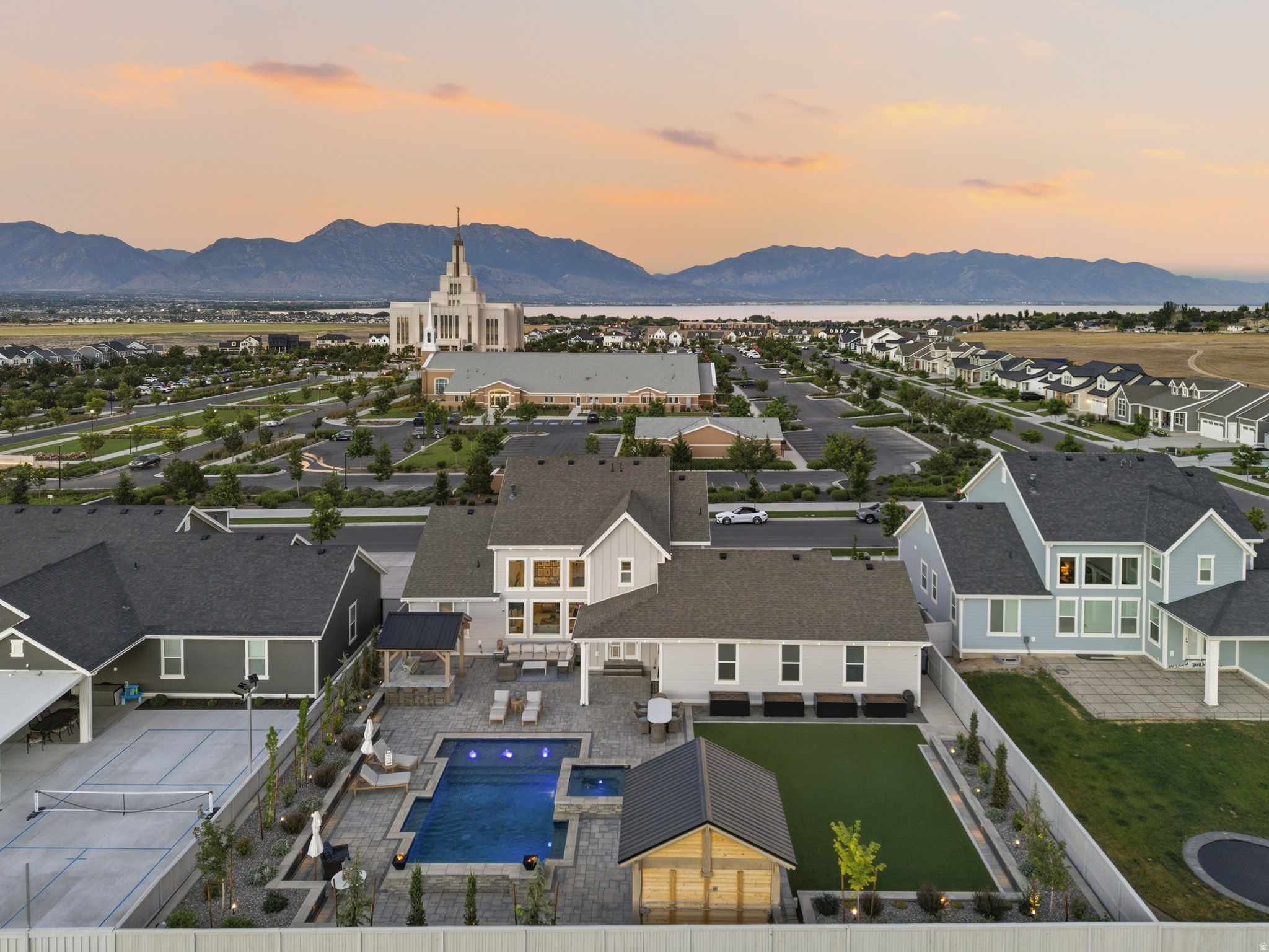 BEACON POINTE - Residential