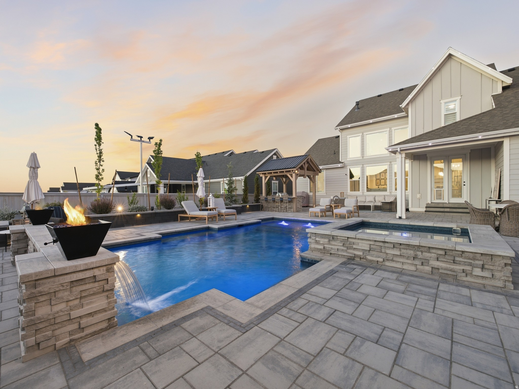 BEACON POINTE - Residential