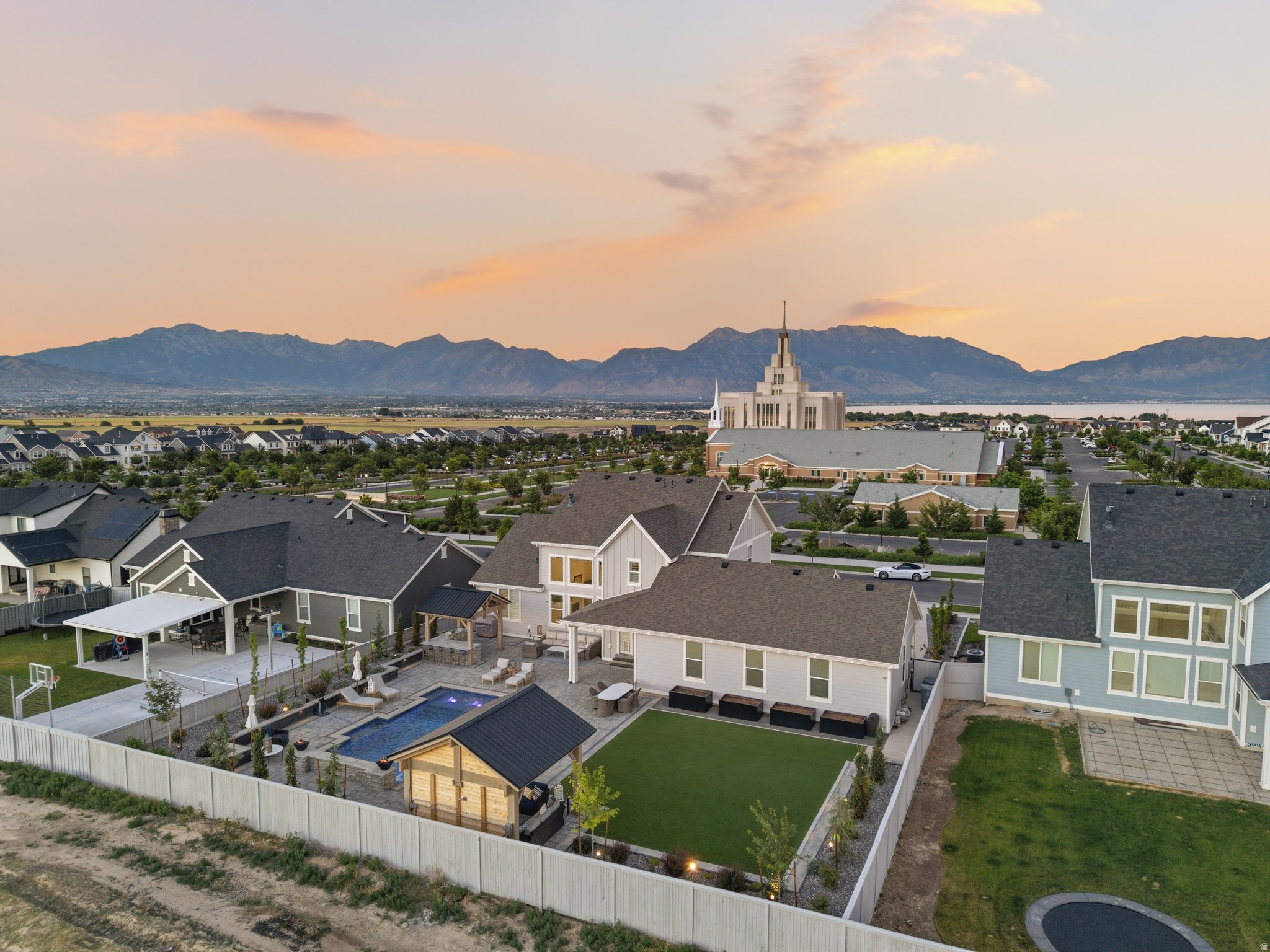 BEACON POINTE - Residential