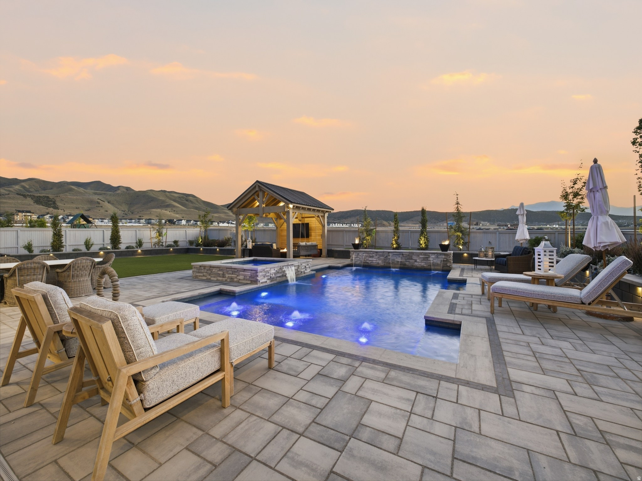 BEACON POINTE - Residential