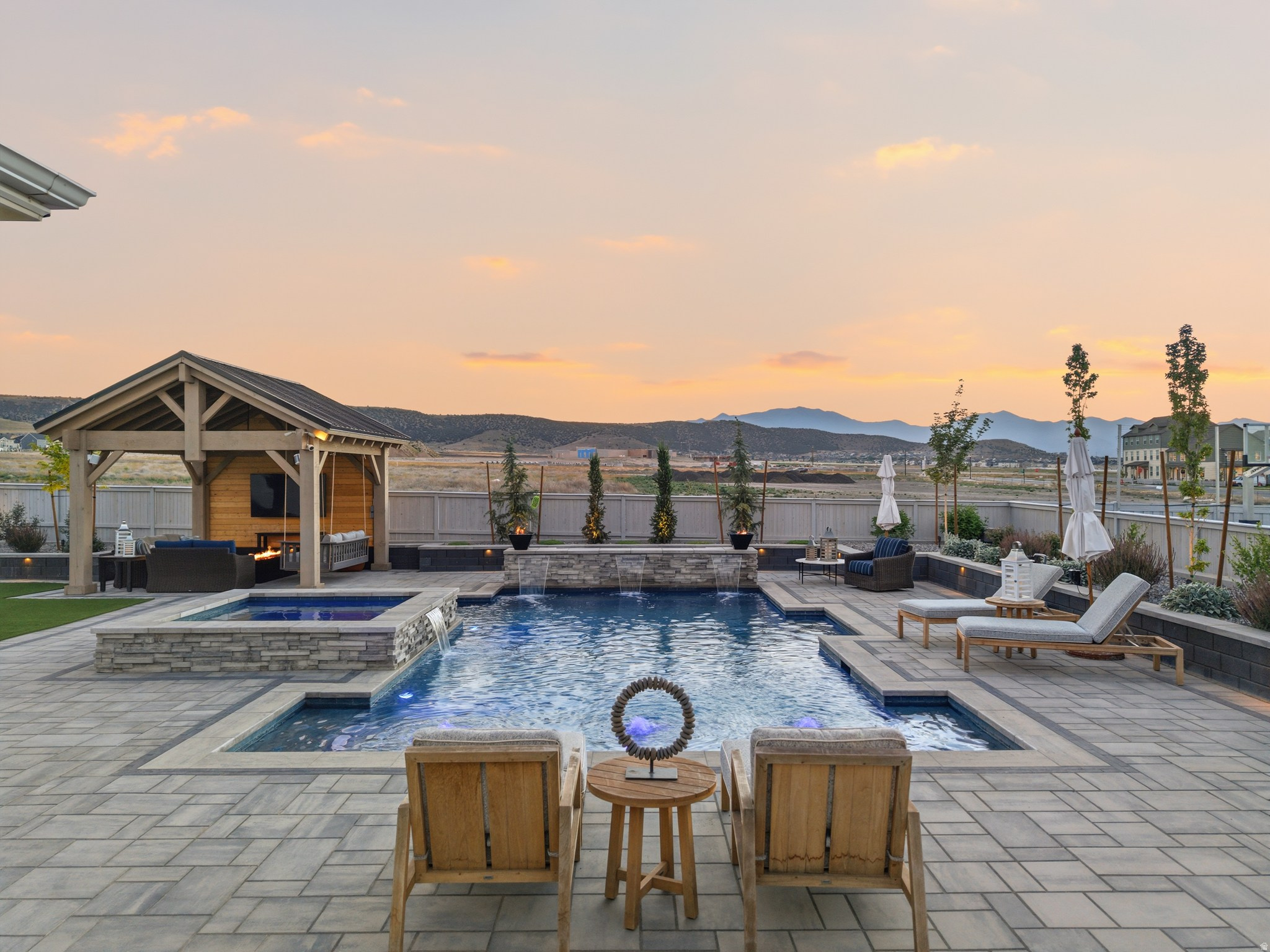 BEACON POINTE - Residential