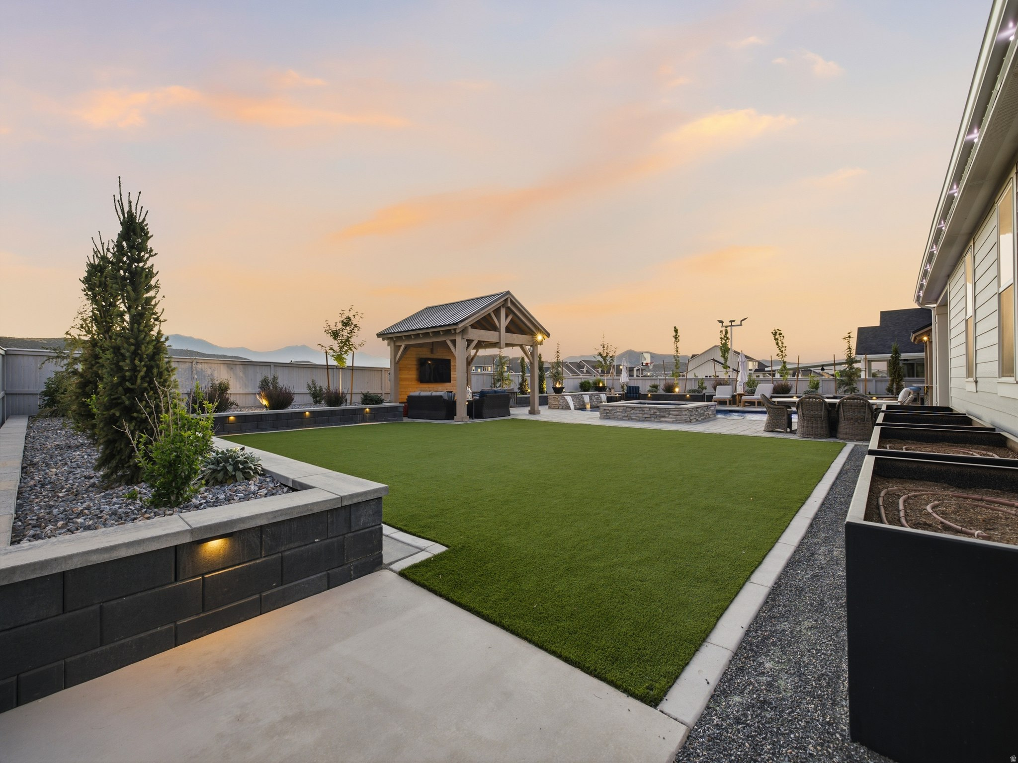 BEACON POINTE - Residential