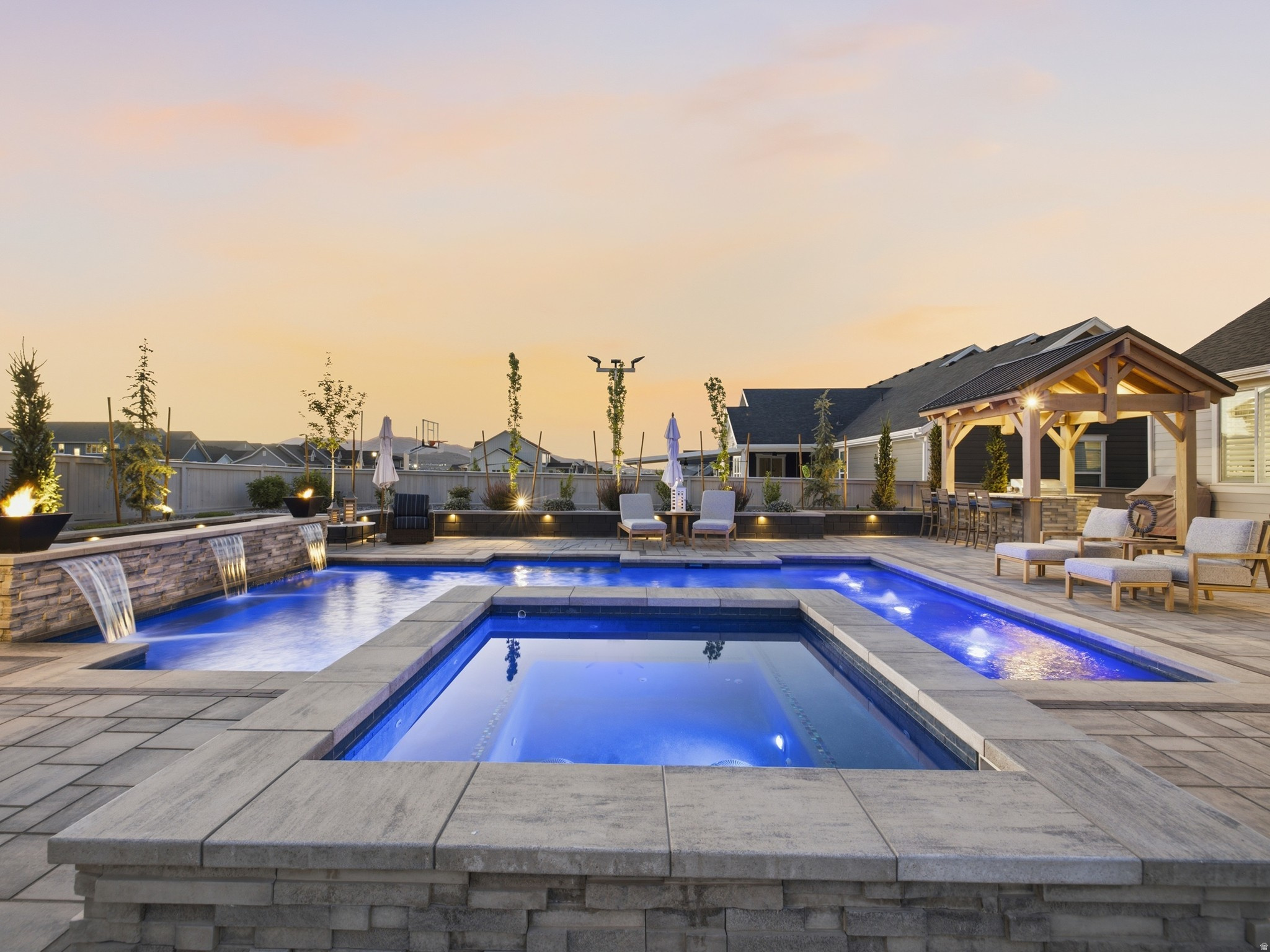 BEACON POINTE - Residential