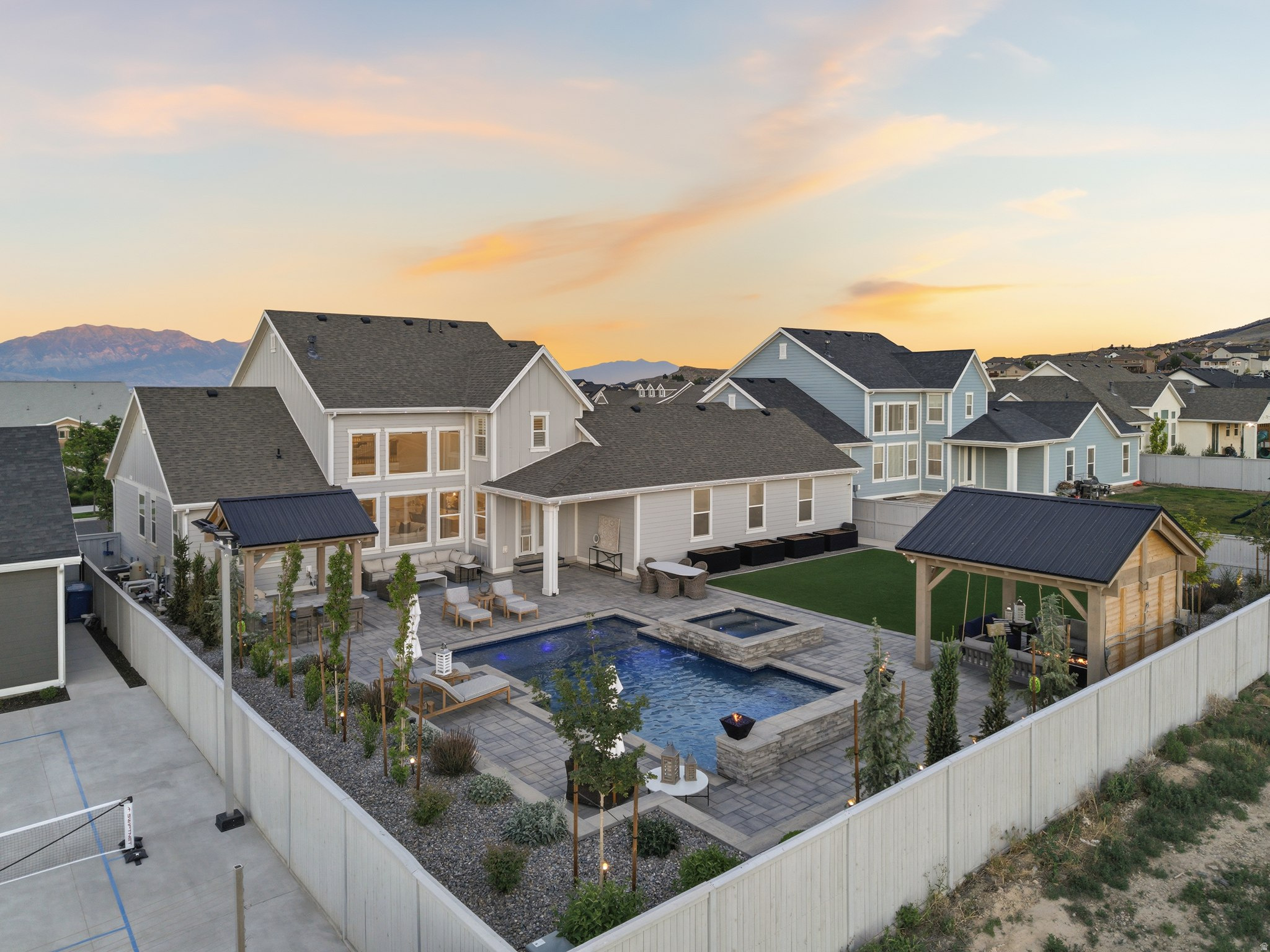 BEACON POINTE - Residential