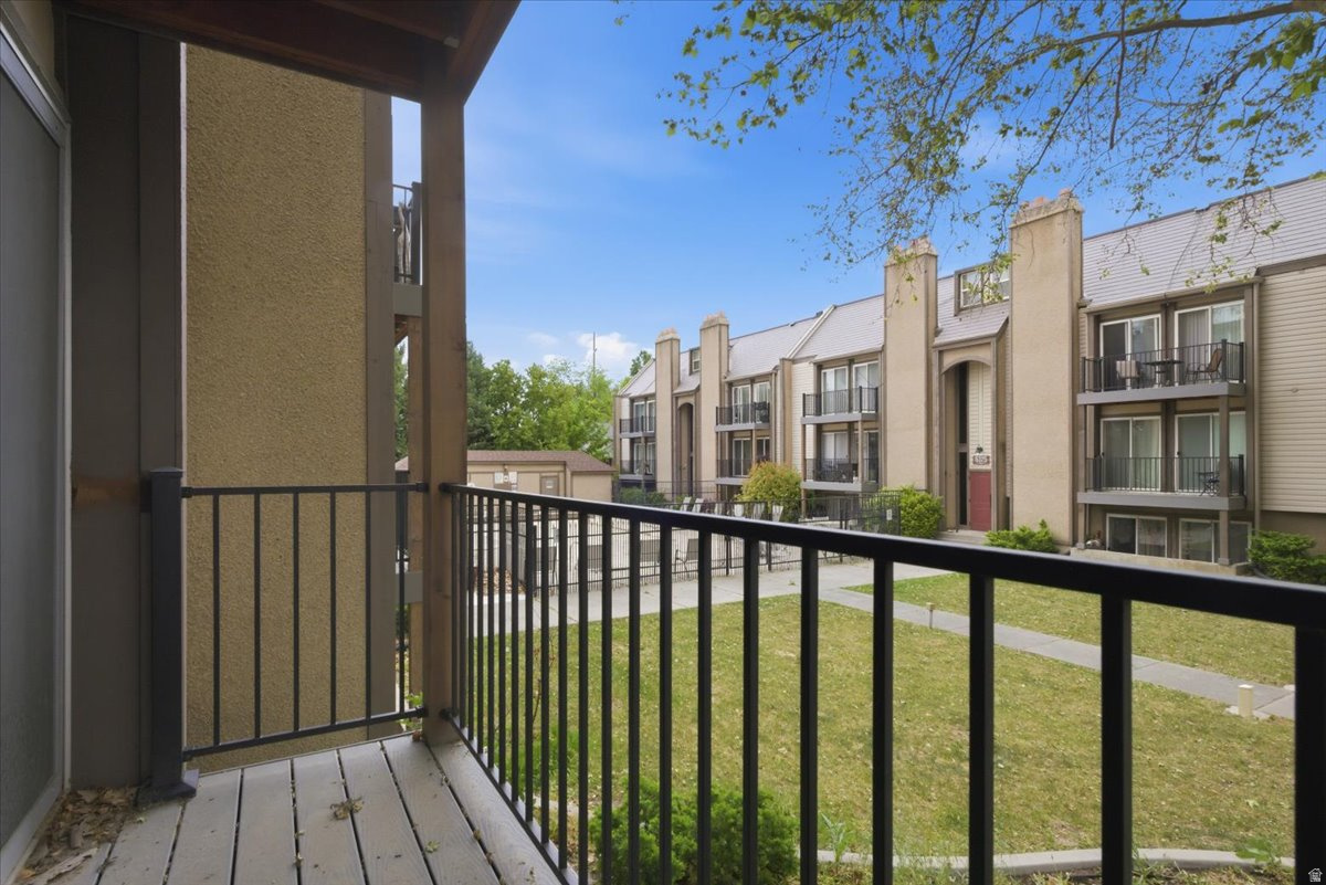 CREEKSIDE EAST CONDM - Residential