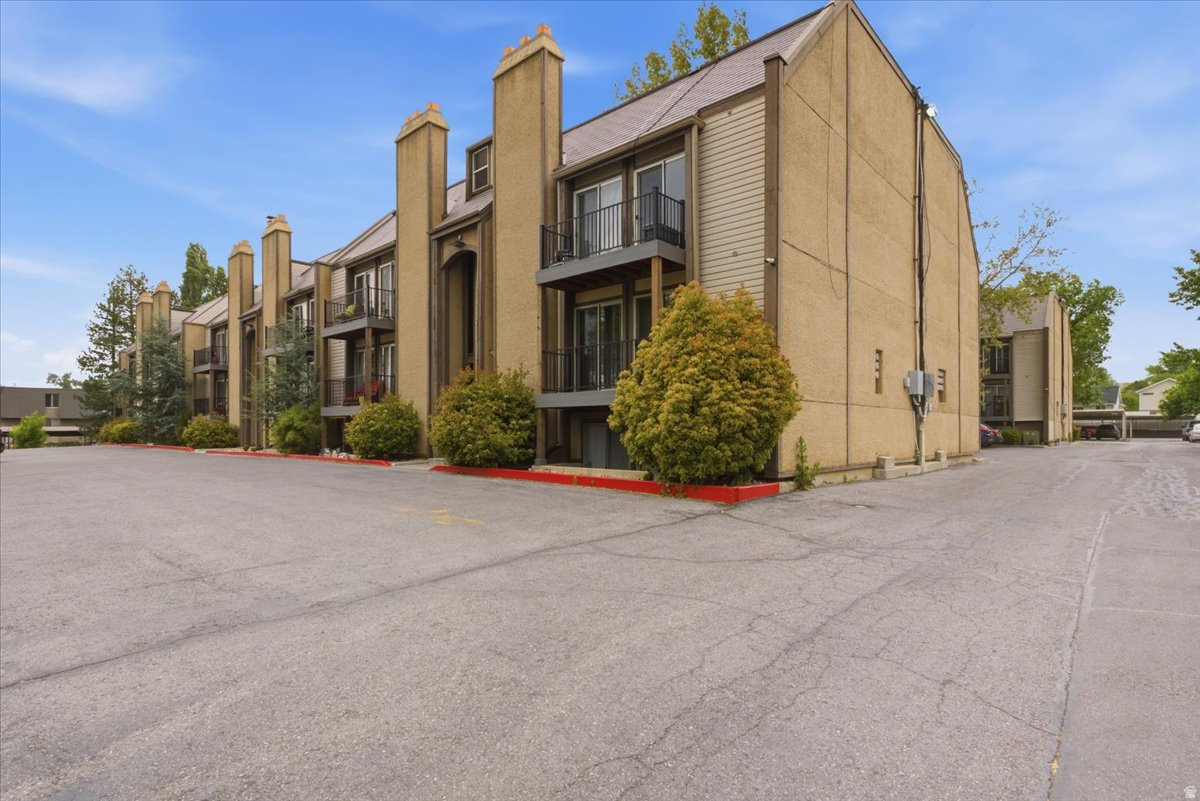 CREEKSIDE EAST CONDM - Residential