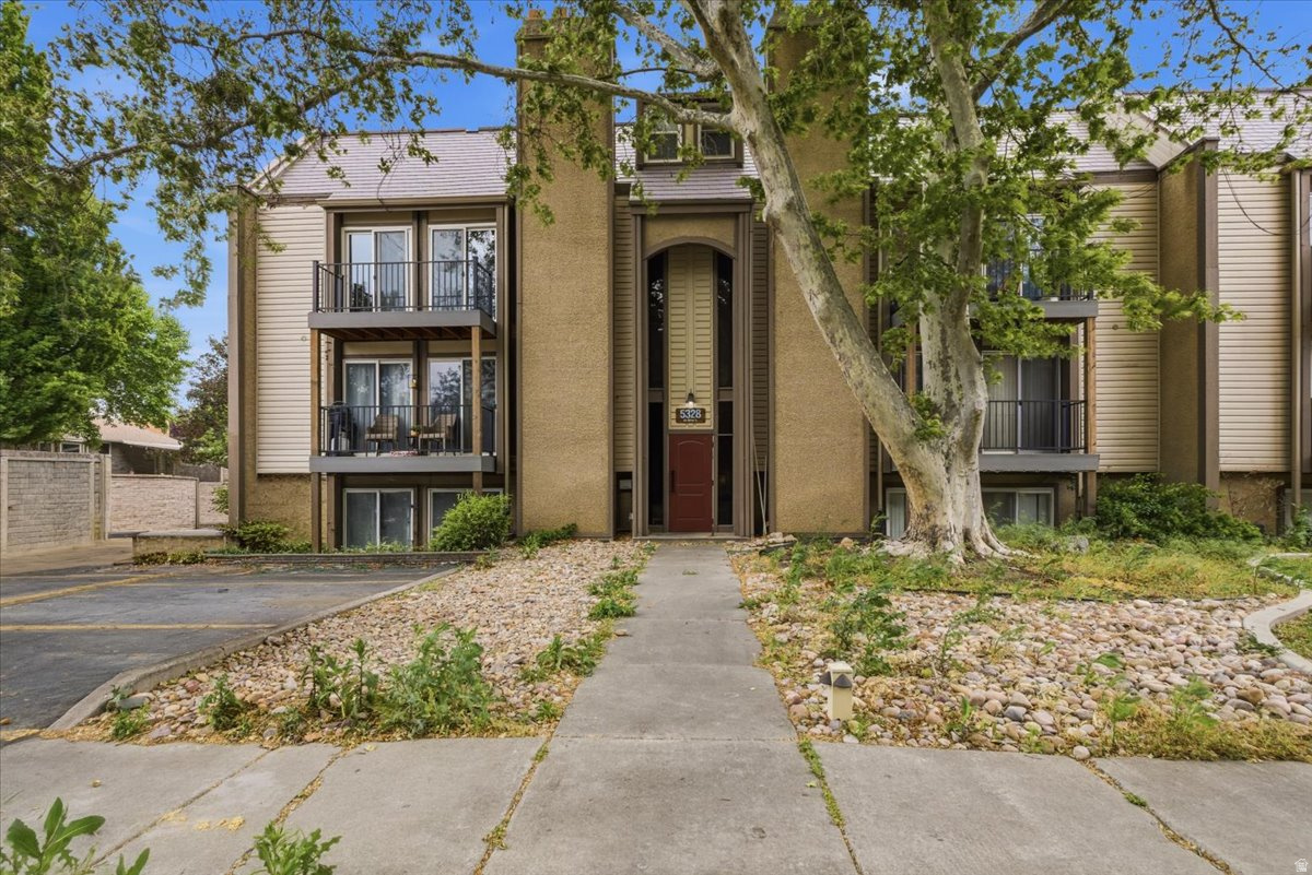 Charming one-bedroom condo in the heart of desirable East Murray! This inviting home features brand-new carpet throughout, central A/C, a cozy fireplace, and a spacious balcony overlooking the community pool. The kitchen is equipped with a gas range and built-in microwave, perfect for easy everyday living. Surrounded by mature shade trees, the community offers a peaceful setting while keeping you close to everything you need. Enjoy the convenience of covered parking and the unbeatable location-just a short walk to Murray Park and local recreation amenities. With nearby shopping, dining, and commuter access, this condo offers comfort, convenience, and a great East Murray lifestyle.