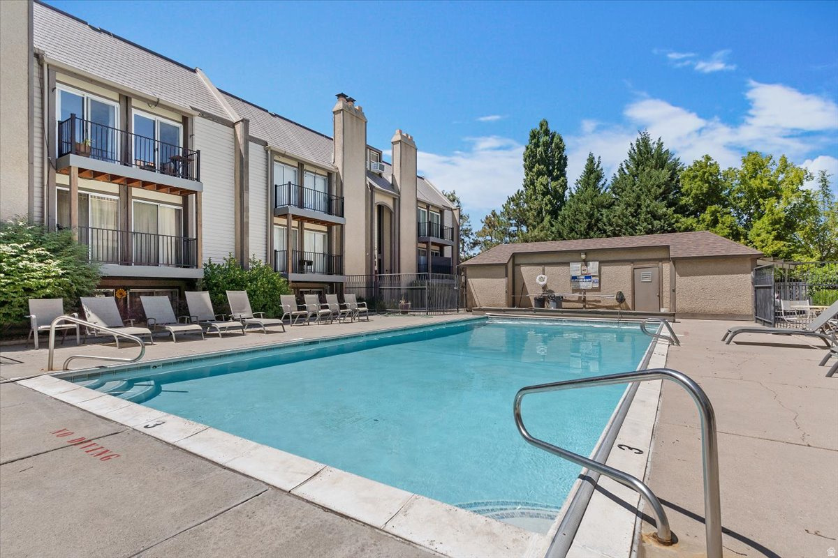 CREEKSIDE EAST CONDM - Residential