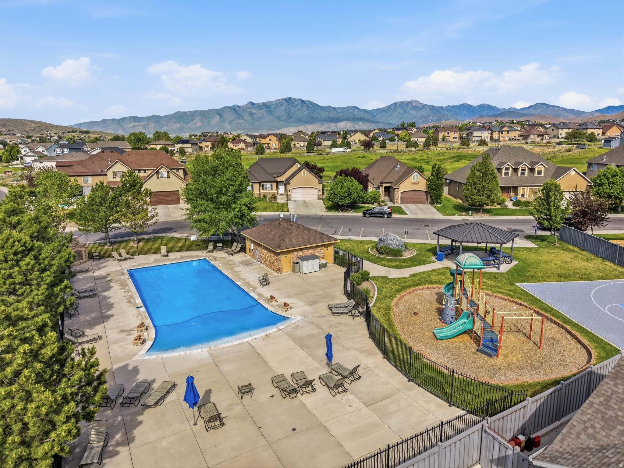 HIGHLANDS ON THE GREEN - Residential