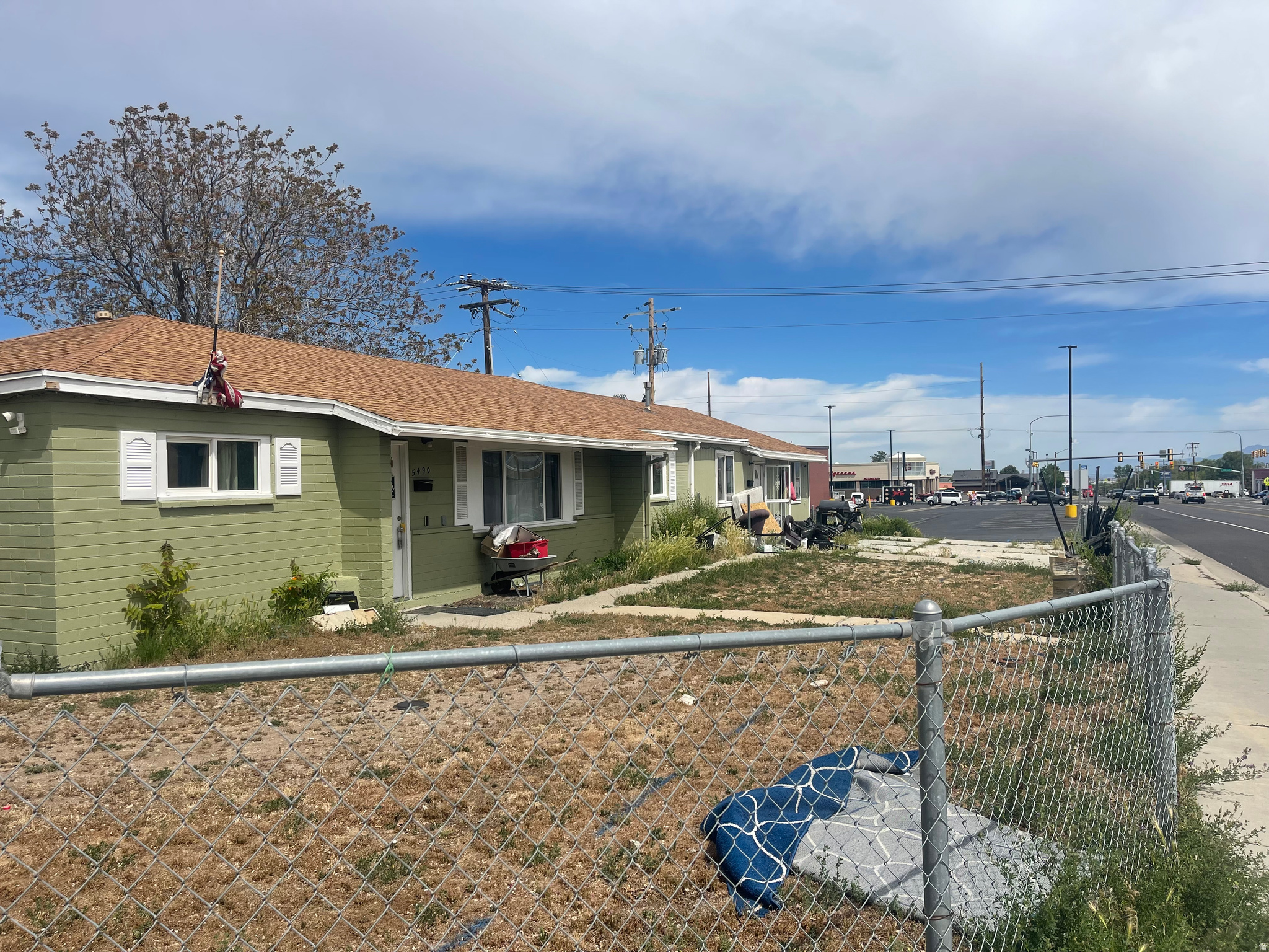This is a short sale, with 3rd party approval required. 5 bed 2 bath rambler with 2 kitchens and 2 separate entrances, enjoy versatility and space in a central location.