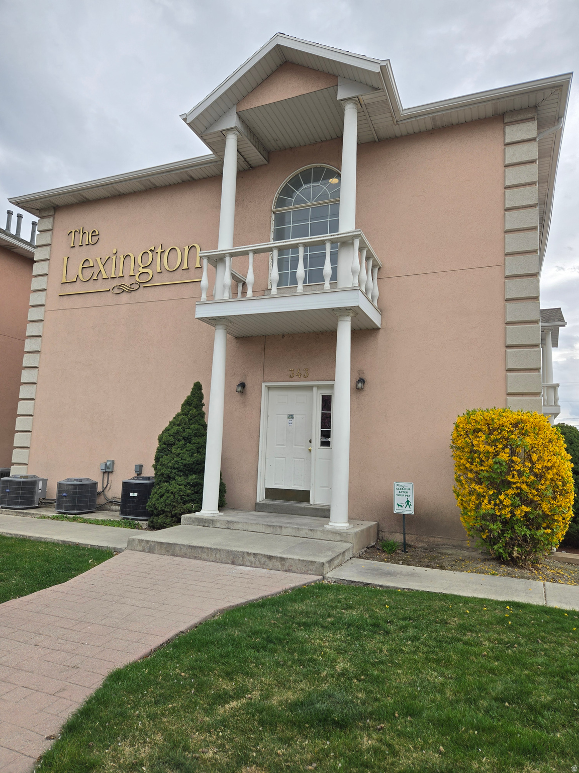 Beautiful top floor unit with vaulted ceilings. Close to shopping, campus, hiking trails & freeway. Nice starter home, investment, or 2nd home. All appliances included. Call/text for an appointment.