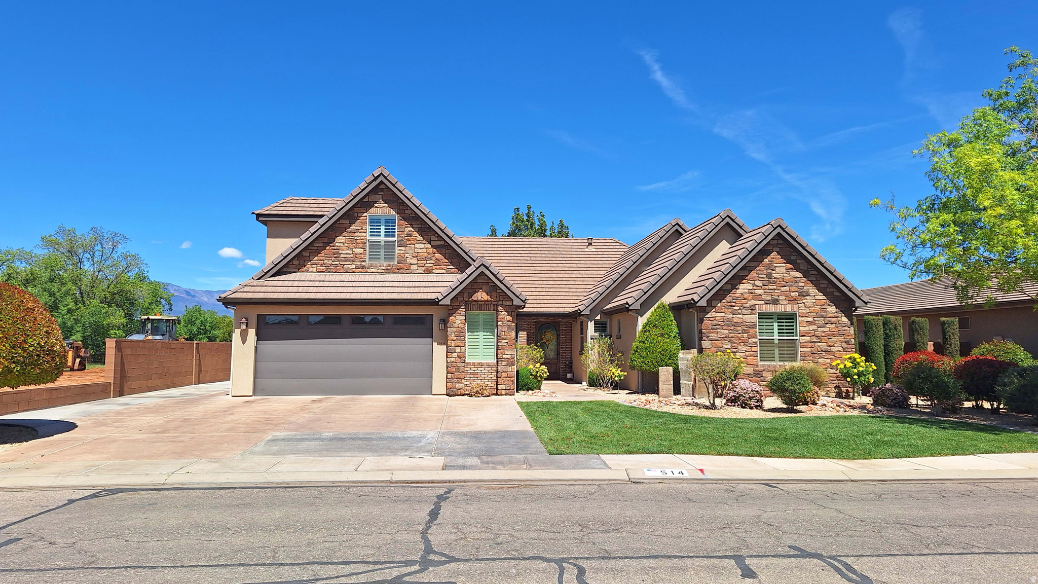 Beautiful,open floor plan. Casita is Active successful Airbnb, with attached 1 car garage, operated under a business License. Spacious  beautiful, back yard,  for entertaining. Located in beautiful area, near schools, shopping, and Zion Ntl Park .