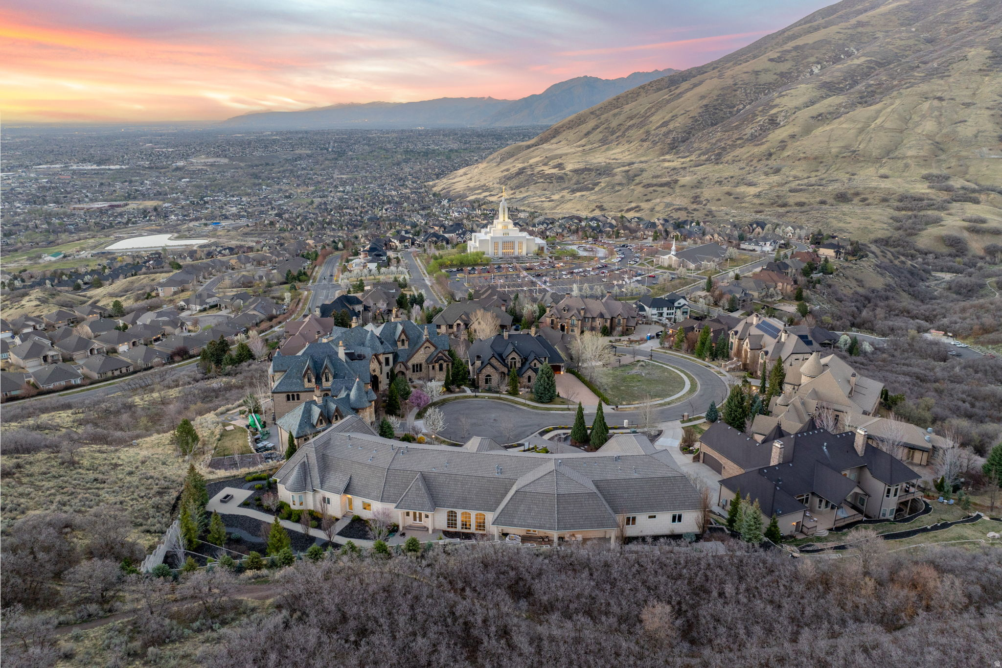 COVE IN CORNERCANYON - Residential